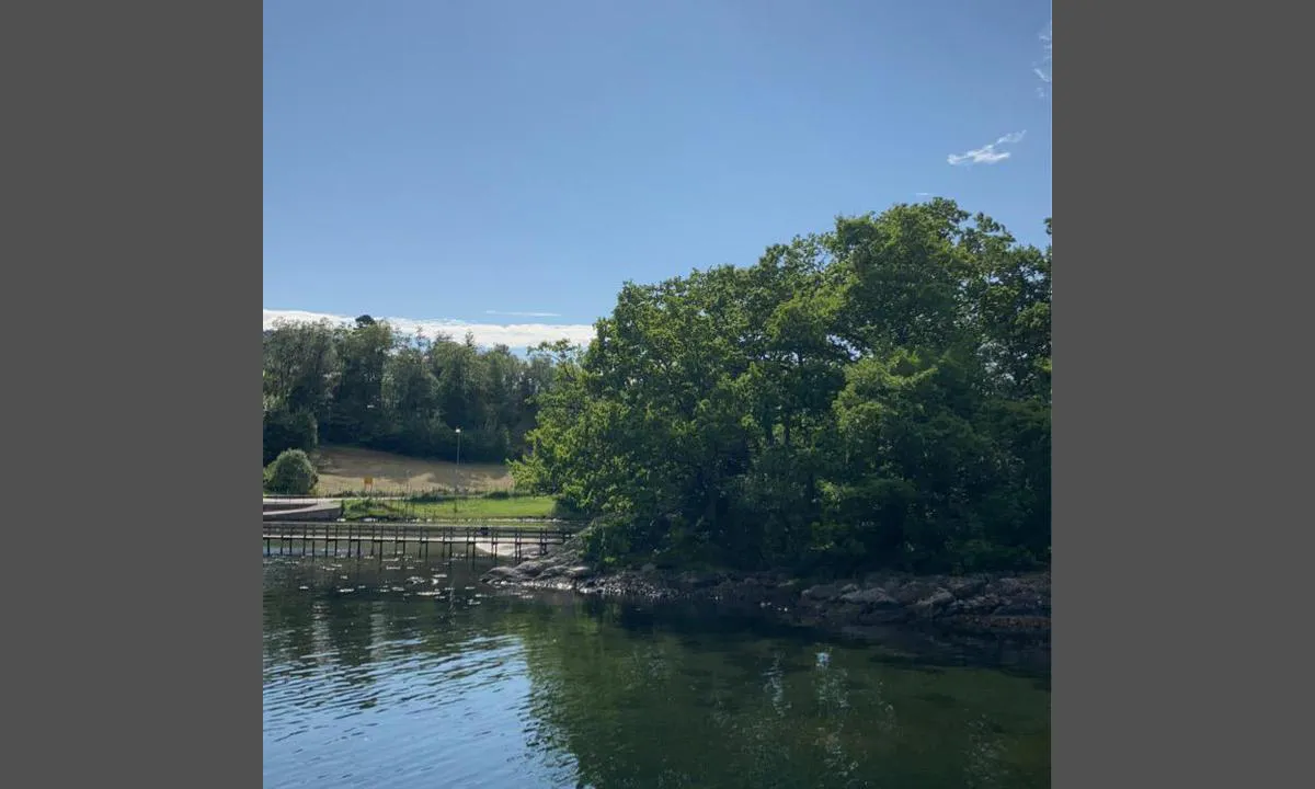 Kroen i Skånevik: {"base": "no", "no": "Peparen bade holme", "se": "Peparen badholme", "en": "Peparen bathing islet", "da": "Peberen badeholm"}