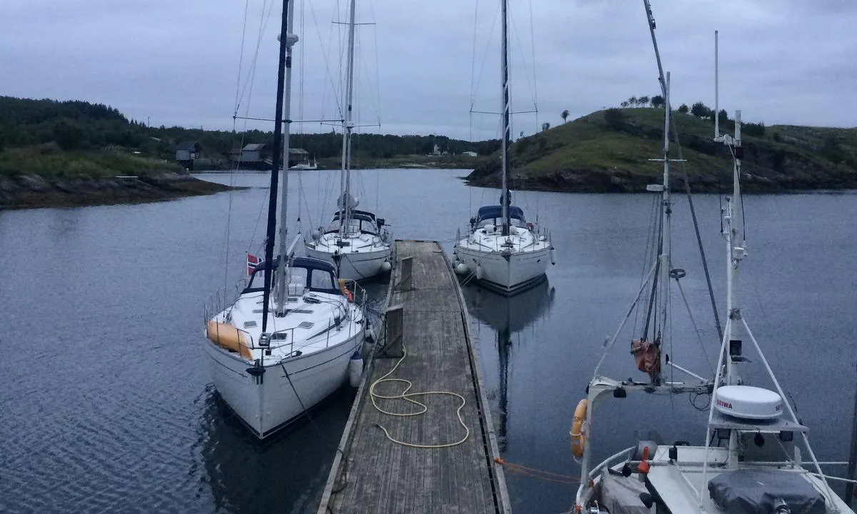 Krokholmen: {"base": "no", "no": "Longside fort\u00f8ying p\u00e5 flytebrygge.", "se": "L\u00e5ngsides f\u00f6rt\u00f6jning vid flytbrygga.", "en": "Longside mooring on floating dock.", "da": "Langsides fort\u00f8jning p\u00e5 flydebro."}