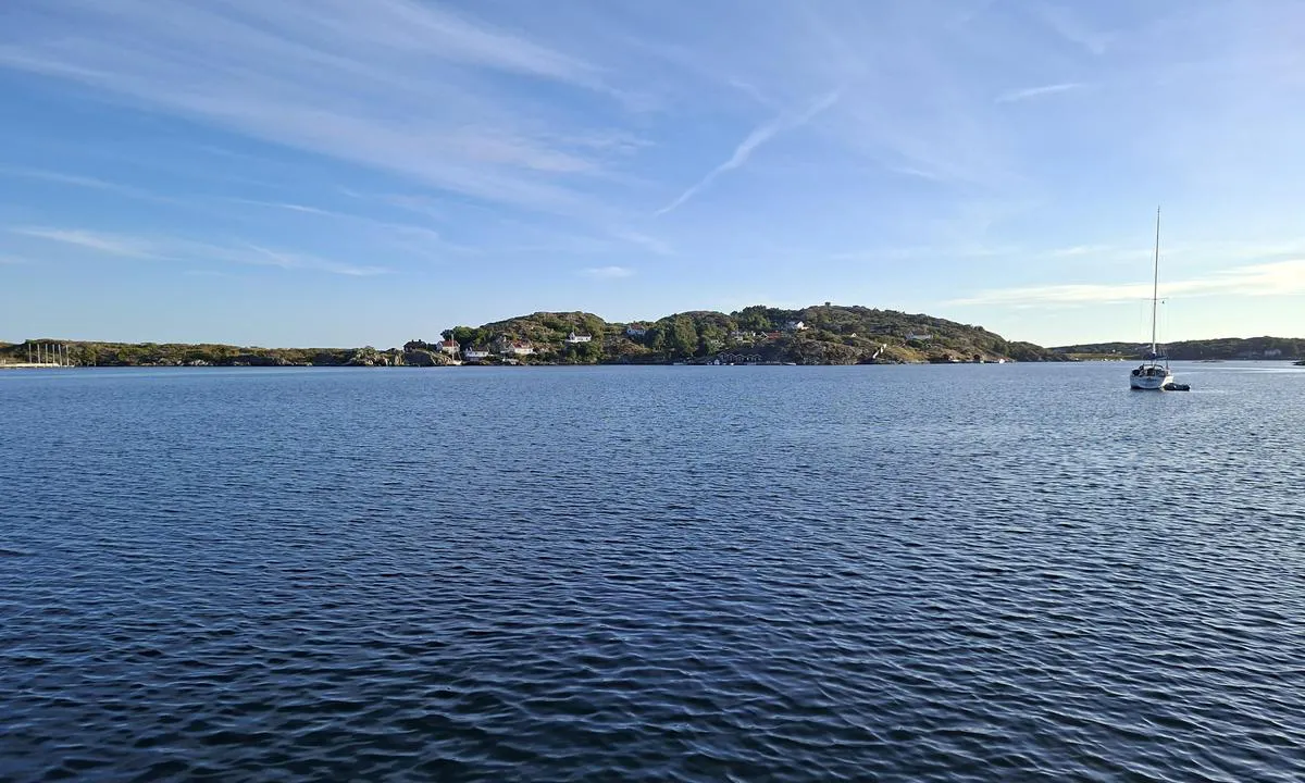 Krokholmen Bockholmen - SXK Västkust bouy: {"base": "se", "no": "Det g\u00e5r ogs\u00e5 an \u00e5 ligge p\u00e5 eget anker i viken.", "se": "Det g\u00e5r \u00e4ven att ligga p\u00e5 eget ankare i viken.", "en": "It is also possible to anchor in the bay with your own anchor.", "da": "Det er ogs\u00e5 muligt at ligge for eget anker i vigen.", "fr": "Il est \u00e9galement possible de mouiller \u00e0 son propre ancre dans la baie.", "de": "Es ist auch m\u00f6glich, in der Bucht mit eigenem Anker zu liegen.", "es": "Tambi\u00e9n se puede fondear en la cala con su propio ancla.", "it": "\u00c8 anche possibile stare con il proprio ancoraggio nella baia.", "pt": "Tamb\u00e9m \u00e9 poss\u00edvel ancorar na ba\u00eda com seu pr\u00f3prio \u00e2ncora.", "nl": "Het is ook mogelijk om voor anker in de baai te liggen.", "pl": "Mo\u017cna r\u00f3wnie\u017c zacumowa\u0107 na w\u0142asnej kotwicy w zatoce.", "uk": "\u041c\u043e\u0436\u043d\u0430 \u0442\u0430\u043a\u043e\u0436 \u0441\u0442\u0430\u0442\u0438 \u043d\u0430 \u0441\u0432\u043e\u0454\u043c\u0443 \u044f\u043a\u043e\u0440\u0456 \u0432 \u0437\u0430\u0442\u043e\u0446\u0456.", "ro": "Este posibil s\u0103 sta\u021bionezi \u0219i pe propria ancor\u0103 \u00een golf.", "tr": "Koyda kendi \u00e7\u0131pan\u0131zla demirlemekte m\u00fcmk\u00fcnd\u00fcr.", "el": "\u0395\u03af\u03bd\u03b1\u03b9 \u03b5\u03c0\u03af\u03c3\u03b7\u03c2 \u03b4\u03c5\u03bd\u03b1\u03c4\u03cc \u03bd\u03b1 \u03b1\u03b3\u03ba\u03c5\u03c1\u03bf\u03b2\u03bf\u03bb\u03ae\u03c3\u03b5\u03c4\u03b5 \u03c3\u03c4\u03bf\u03bd \u03cc\u03c1\u03bc\u03bf \u03bc\u03b5 \u03c4\u03b7 \u03b4\u03b9\u03ba\u03ae \u03c3\u03b1\u03c2 \u03ac\u03b3\u03ba\u03c5\u03c1\u03b1.", "cs": "Je tak\u00e9 mo\u017en\u00e9 kotvit na vlastn\u00ed kotv\u011b v z\u00e1toce.", "hu": "A saj\u00e1t horgonyon is lehet a \u00f6b\u00f6lben fek\u00fcdni.", "fi": "My\u00f6s lahden poukamassa voi ankkuroida omalla ankkurilla.", "bg": "\u0412\u044a\u0437\u043c\u043e\u0436\u043d\u043e \u0435 \u0441\u044a\u0449\u043e \u0442\u0430\u043a\u0430 \u0434\u0430 \u0441\u0435 \u0437\u0430\u043a\u043e\u0442\u0432\u0438\u0442\u0435 \u0441\u044a\u0441 \u0441\u043e\u0431\u0441\u0442\u0432\u0435\u043d \u043a\u043e\u0442\u0432\u0430 \u0432 \u0437\u0430\u043b\u0438\u0432\u0430.", "sr": "Mogu\u0107e je i le\u017eati na sopstvenom sidru u uvali.", "et": "Samuti on v\u00f5imalik olla oma ankruga lahes.", "lv": "Iesp\u0113jams ar\u012b nost\u0101ties ar savu enkuru l\u012bc\u012b.", "lt": "Taip pat galima stov\u0117ti ant savo inkaro \u012flankoje."}