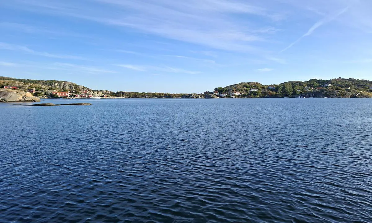 {"base": "se", "no": "Sj\u00f8forsvarsforeningen Krokholmen har hytter og brygger i viken, der ogs\u00e5 fergen legger til.", "se": "Sj\u00f6v\u00e4rnsf\u00f6reningen Krokholmen har stugor och bryggor i viken, d\u00e4r \u00e4ven f\u00e4rjan l\u00e4gger till.", "en": "The Krokholmen Maritime Defense Association has cottages and jetties in the bay, where the ferry also docks.", "da": "S\u00f8v\u00e6rnsforeningen Krokholmen har hytter og broer i vigen, hvor f\u00e6rgen ogs\u00e5 ligger til.", "fr": "L'Association de D\u00e9fense Maritime de Krokholmen dispose de chalets et de quais dans la baie, o\u00f9 le ferry accoste \u00e9galement.", "de": "Die Seewehrvereinigung Krokholmen hat H\u00fctten und Stege in der Bucht, wo auch die F\u00e4hre anlegt.", "es": "La Asociaci\u00f3n de Defensa Mar\u00edtima Krokholmen tiene caba\u00f1as y muelles en la bah\u00eda, donde tambi\u00e9n atraca el ferry.", "it": "L'Associazione della Guardia Costiera Krokholmen ha cottage e moli nella baia, dove attracca anche il traghetto.", "pt": "A Associa\u00e7\u00e3o de Defesa Mar\u00edtima de Krokholmen possui cabanas e cais na enseada, onde tamb\u00e9m atraca a balsa.", "nl": "De Marine Vereniging Krokholmen heeft huisjes en steigers in de baai, waar de veerboot ook aanmeert.", "pl": "Stowarzyszenie Ochrony Morza Krokholmen posiada chatki i pomosty w zatoce, gdzie r\u00f3wnie\u017c cumuje prom.", "uk": "\u0422\u043e\u0432\u0430\u0440\u0438\u0441\u0442\u0432\u043e \u043c\u043e\u0440\u0441\u044c\u043a\u043e\u0457 \u043e\u0431\u043e\u0440\u043e\u043d\u0438 \u041a\u0440\u043e\u043a\u0433\u043e\u043b\u044c\u043c\u0435\u043d \u043c\u0430\u0454 \u043a\u043e\u0442\u0435\u0434\u0436\u0456 \u0442\u0430 \u043f\u0440\u0438\u0447\u0430\u043b\u0438 \u0432 \u0431\u0443\u0445\u0442\u0456, \u0434\u0435 \u0442\u0430\u043a\u043e\u0436 \u043f\u0440\u0438\u0447\u0430\u043b\u044e\u0454 \u043f\u0430\u0440\u043e\u043c.", "ro": "Asocia\u021bia Ap\u0103r\u0103rii Navale Krokholmen are cabane \u0219i pontoane \u00een golf, unde acosteaz\u0103 \u0219i feribotul.", "tr": "Krokholmen Deniz Savunma Derne\u011fi'nin koyda kul\u00fcbeleri ve iskeleleri vard\u0131r, feribotun da yana\u015ft\u0131\u011f\u0131 yere.", "el": "\u039f \u03a3\u03cd\u03bb\u03bb\u03bf\u03b3\u03bf\u03c2 \u0398\u03b1\u03bb\u03ac\u03c3\u03c3\u03b9\u03b1\u03c2 \u0386\u03bc\u03c5\u03bd\u03b1\u03c2 \u039a\u03c1\u03bf\u03c7\u03cc\u03bb\u03bc\u03b5\u03bd \u03b4\u03b9\u03b1\u03b8\u03ad\u03c4\u03b5\u03b9 \u03ba\u03b1\u03bb\u03cd\u03b2\u03b5\u03c2 \u03ba\u03b1\u03b9 \u03c0\u03c1\u03bf\u03ba\u03c5\u03bc\u03b1\u03af\u03b5\u03c2 \u03c3\u03c4\u03bf \u03cc\u03c1\u03bc\u03bf, \u03cc\u03c0\u03bf\u03c5 \u03b5\u03c0\u03af\u03c3\u03b7\u03c2 \u03b4\u03ad\u03bd\u03b5\u03b9 \u03c4\u03bf \u03c6\u03ad\u03c1\u03c5.", "cs": "N\u00e1mo\u0159nick\u00fd spolek Krokholmen m\u00e1 chatky a mola v z\u00e1toce, kde tak\u00e9 p\u0159ist\u00e1v\u00e1 trajekt.", "hu": "A Krokholmen Tenger\u00e9szeti Egyes\u00fcletnek h\u00e1zik\u00f3i \u00e9s m\u00f3l\u00f3i vannak az \u00f6b\u00f6lben, ahol a komp is kik\u00f6t.", "fi": "Merivartioston yhdistys Krokholmenilla omistaa m\u00f6kkej\u00e4 ja laitureita lahdella, jossa my\u00f6s lautta kiinnittyy.", "bg": "\u0421\u0434\u0440\u0443\u0436\u0435\u043d\u0438\u0435\u0442\u043e \u043f\u043e \u043c\u043e\u0440\u0441\u043a\u0430 \u043e\u0442\u0431\u0440\u0430\u043d\u0430 \u041a\u0440\u043e\u043a\u0445\u043e\u043b\u043c\u0435\u043d \u0438\u043c\u0430 \u0445\u0438\u0436\u0438 \u0438 \u043f\u0440\u0438\u0441\u0442\u0430\u043d\u0438 \u0432 \u0437\u0430\u043b\u0438\u0432\u0430, \u043a\u044a\u0434\u0435\u0442\u043e \u0441\u044a\u0449\u043e \u0430\u043a\u043e\u0441\u0442\u0438\u0440\u0430 \u0444\u0435\u0440\u0438\u0431\u043e\u0442\u044a\u0442.", "sr": "Udru\u017eenje za pomorsku odbranu Krokholmen ima kolibe i dokove u zalivu, gde tako\u0111e pristaje trajekt.", "et": "Krokholmeni Merekaitse\u00fchingul on lahesopis suvilad ja kai, kuhu ka parvlaev randub.", "lv": "Krokholmenes j\u016bras aizsardz\u012bbas biedr\u012bbai ir m\u0101ji\u0146as un piest\u0101tnes l\u012bc\u012b, kur pietur ar\u012b pr\u0101mis.", "lt": "Kari\u0173 laivyno asociacija Krokholmen turi namelius ir prieplaukas \u012flankoje, kur taip pat prisi\u0161vartuoja keltas."}
