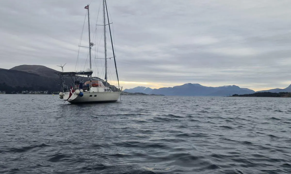 Kroksholmane: {"base": "en", "no": "Bukten sett fra vest", "se": "Viken sedd fr\u00e5n v\u00e4ster", "en": "The bay seen from the west", "da": "Bugten set fra vest", "fr": "La baie vue de l'ouest", "de": "Die Bucht gesehen vom Westen", "es": "La bah\u00eda vista desde el oeste", "it": "La baia vista da ovest", "pt": "A ba\u00eda vista do oeste", "nl": "De baai gezien vanuit het westen", "pl": "Zatoka widziana od zachodu", "uk": "\u0417\u0430\u0442\u043e\u043a\u0430, \u0432\u0438\u0434\u0438\u043c\u0430 \u0456\u0437 \u0437\u0430\u0445\u043e\u0434\u0443", "ro": "Golful v\u0103zut dinspre vest", "tr": "K\u00f6rfez bat\u0131dan g\u00f6r\u00fcld\u00fc", "el": "\u039f \u03ba\u03cc\u03bb\u03c0\u03bf\u03c2 \u03cc\u03c0\u03c9\u03c2 \u03c6\u03b1\u03af\u03bd\u03b5\u03c4\u03b1\u03b9 \u03b1\u03c0\u03cc \u03c4\u03b7 \u03b4\u03cd\u03c3\u03b7", "cs": "Z\u00e1toka vid\u011bn\u00e1 ze z\u00e1padu", "hu": "A nyugatr\u00f3l l\u00e1that\u00f3 \u00f6b\u00f6l", "fi": "Lahti n\u00e4htyn\u00e4 l\u00e4nnest\u00e4", "bg": "\u0417\u0430\u043b\u0438\u0432\u044a\u0442, \u0432\u0438\u0434\u044f\u043d \u043e\u0442 \u0437\u0430\u043f\u0430\u0434", "sr": "Zaliv vi\u0111en sa zapada", "et": "Laht vaadatuna l\u00e4\u00e4nest", "lv": "L\u012bcis redzams no rietumiem", "lt": "\u012elanka matoma i\u0161 vakar\u0173"}