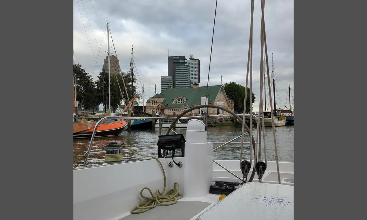 KRZV De Maas Marina: {"base": "en", "no": "Fort\u00f8yd inne i Veerhaven. Ser mot s\u00f8r", "se": "F\u00f6rt\u00f6jd inne i Veerhaven. Tittar mot s\u00f6der", "en": "Moored inside the Veerhaven. Looking towards the south", "da": "Fort\u00f8jet inde i Veerhaven. Kigger mod syd"}