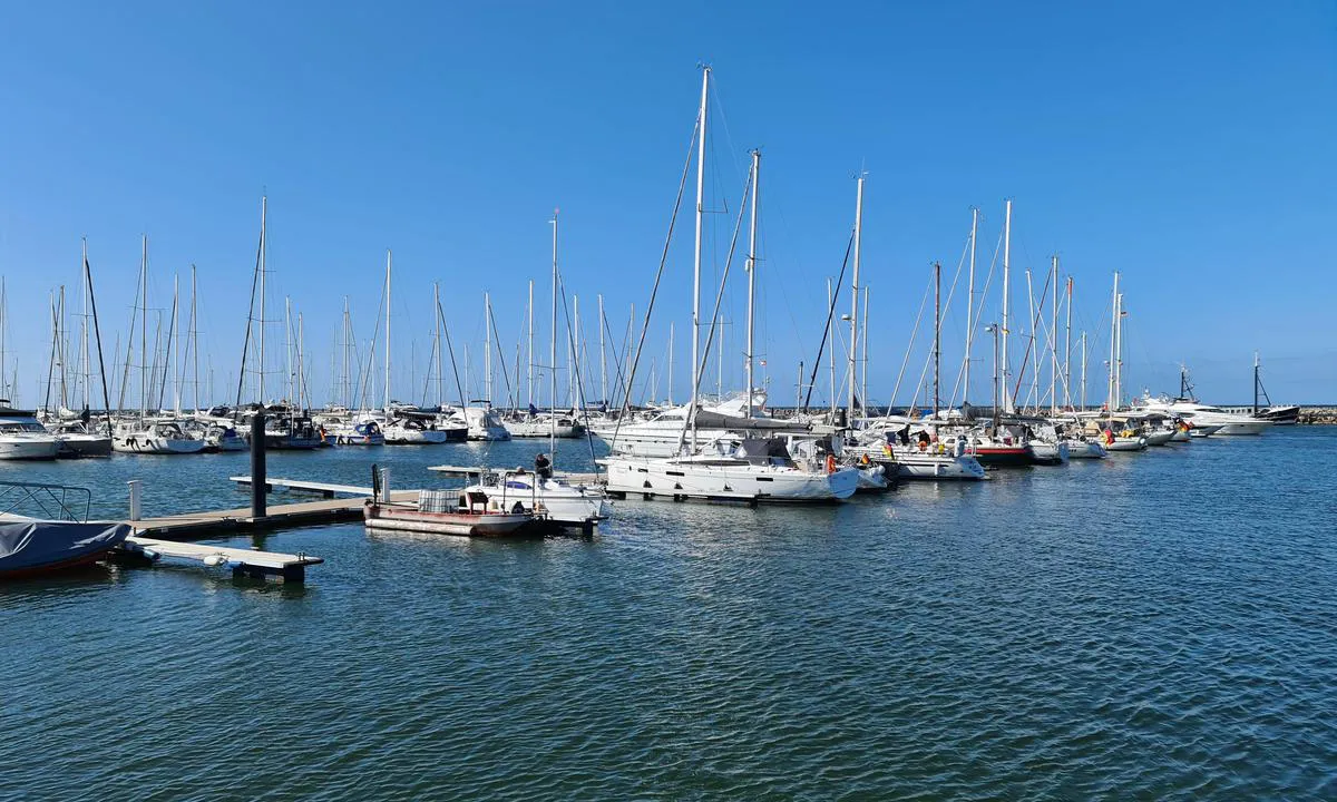 Kühlungsborn marina: {"base": "en", "no": "utsikt fra kranbryggen til 'B' bryggen", "se": "utsikt fr\u00e5n kranpiren till 'B' bryggan", "en": "view from crane pier to \"B\" jetty", "da": "udsigt fra kranpier til \"B\" mole", "fr": "vue depuis la jet\u00e9e de la grue vers la jet\u00e9e \u00ab B \u00bb", "de": "Blick vom Kranpier auf Steg 'B'", "es": "vista desde el muelle de gr\u00faa al embarcadero 'B'", "it": "veduta dal molo della gru al pontile 'B'", "pt": "vista do cais da grua at\u00e9 o pont\u00e3o 'B'", "nl": "uitzicht vanaf kraanpier naar steiger 'B'", "pl": "widok z d\u017awigu na molo \u201eB\u201d", "uk": "\u0432\u0438\u0434 \u0456\u0437 \u043a\u0440\u0430\u043d\u043e\u0432\u043e\u0433\u043e \u043f\u0456\u0440\u0441\u0443 \u043d\u0430 \u043f\u0456\u0440\u0441 \u00abB\u00bb", "ro": "vedere de la debarcaderul macaralei spre debarcaderul 'B'", "tr": "vin\u00e7 r\u0131ht\u0131m\u0131ndan 'B' iskelesine bak\u0131\u015f", "el": "\u03b8\u03ad\u03b1 \u03b1\u03c0\u03cc \u03c4\u03b7\u03bd \u03c0\u03c1\u03bf\u03b2\u03bb\u03ae\u03c4\u03b1 \u03b3\u03b5\u03c1\u03b1\u03bd\u03bf\u03cd \u03c0\u03c1\u03bf\u03c2 \u03c4\u03bf\u03bd \u03bc\u03cc\u03bb\u03bf \u00abB\u00bb", "cs": "v\u00fdhled z je\u0159\u00e1bov\u00e9ho mola na molo 'B'", "hu": "kil\u00e1t\u00e1s a daru m\u00f3l\u00f3r\u00f3l a 'B' m\u00f3l\u00f3ra", "fi": "n\u00e4kym\u00e4 nosturilaiturilta 'B' laiturille", "bg": "\u0433\u043b\u0435\u0434\u043a\u0430 \u043e\u0442 \u043a\u0440\u0430\u043d\u043e\u0432\u0438\u044f \u043a\u0435\u0439 \u043a\u044a\u043c \u043f\u043e\u0434\u0438\u0443\u043c \u201eB\u201c", "sr": "pogled sa pristani\u0161ta za dizalice na pristan 'B'", "et": "vaade kraanakai \u00e4\u00e4rest \"B\" kaileni", "lv": "skats no celt\u0146u piest\u0101tnes uz \"B\" piest\u0101tni", "lt": "vaizdas nuo krano prieplaukos \u012f \u201eB\u201c mol\u0105"}