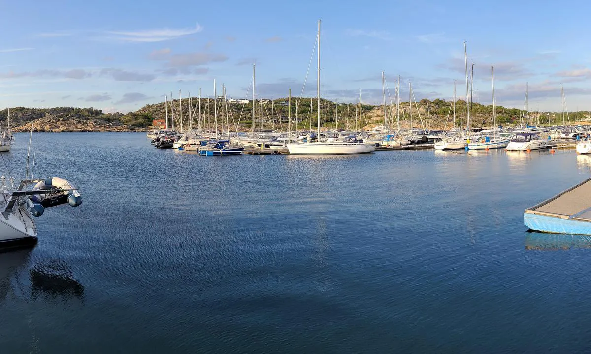 Kullaviks Hamn: {"base": "de", "no": "Utsikt mot havneinnl\u00f8pet til venstre og bryggene. De r\u00f8de bygningene bak til h\u00f8yre er sanit\u00e6ranleggene.", "se": "Utsikt \u00f6ver hamninloppet till v\u00e4nster och bryggorna. De r\u00f6da byggnaderna till h\u00f6ger i bakgrunden \u00e4r sanitetsanl\u00e4ggningar.", "en": "View of the harbor entrance on the left and the piers. The red buildings in the back on the right are the sanitary facilities.", "da": "Udsigt mod havneindl\u00f8bet til venstre og broerne. De r\u00f8de bygninger til h\u00f8jre bagved er sanitetsfaciliteterne.", "fr": "Vue sur l'entr\u00e9e du port \u00e0 gauche et les pontons. Les b\u00e2timents rouges \u00e0 droite \u00e0 l'arri\u00e8re sont les installations sanitaires.", "de": "Blick auf die Hafeneinfahrt links und die Stege. Die roten Geb\u00e4ude rechts hinten sind die Sanit\u00e4reinrichtungen.", "es": "Vista de la entrada del puerto a la izquierda y los muelles. Los edificios rojos al fondo a la derecha son las instalaciones sanitarias.", "it": "Vista dell'ingresso del porto a sinistra e dei pontili. Gli edifici rossi sulla destra sullo sfondo sono i servizi igienici.", "pt": "<p>Vista da entrada do porto \u00e0 esquerda e dos cais. Os edif\u00edcios vermelhos ao fundo \u00e0 direita s\u00e3o as instala\u00e7\u00f5es sanit\u00e1rias.</p>", "nl": "Uitzicht op de haveningang links en de steigers. De rode gebouwen rechts achterin zijn de sanitaire voorzieningen.", "pl": "Widok na wej\u015bcie do portu po lewej stronie i pomosty. Czerwone budynki po prawej stronie z ty\u0142u to sanitariaty.", "uk": "<p>\u0412\u0438\u0434 \u043d\u0430 \u0432\u0445\u0456\u0434 \u0434\u043e \u0433\u0430\u0432\u0430\u043d\u0456 \u043b\u0456\u0432\u043e\u0440\u0443\u0447 \u0442\u0430 \u043f\u0440\u0438\u0447\u0430\u043b\u0438. \u0427\u0435\u0440\u0432\u043e\u043d\u0456 \u0431\u0443\u0434\u0456\u0432\u043b\u0456 \u043f\u0440\u0430\u0432\u043e\u0440\u0443\u0447 \u0443 \u0433\u043b\u0438\u0431\u0438\u043d\u0456 - \u0446\u0435 \u0441\u0430\u043d\u0456\u0442\u0430\u0440\u043d\u0456 \u043f\u0440\u0438\u043c\u0456\u0449\u0435\u043d\u043d\u044f.</p>", "ro": "Vedere c\u0103tre intrarea \u00een port la st\u00e2nga \u0219i pontonuri. Cl\u0103dirile ro\u0219ii din partea dreapt\u0103 \u00een spate sunt facilit\u0103\u021bile sanitare.", "tr": "Liman giri\u015finin solunu ve iskeleleri g\u00f6steren bak\u0131\u015f. Sa\u011f arkadaki k\u0131rm\u0131z\u0131 binalar tuvalet tesisleridir.", "el": "\u0398\u03ad\u03b1 \u03c3\u03c4\u03b7\u03bd \u03b5\u03af\u03c3\u03bf\u03b4\u03bf \u03c4\u03bf\u03c5 \u03bb\u03b9\u03bc\u03b1\u03bd\u03b9\u03bf\u03cd \u03b1\u03c1\u03b9\u03c3\u03c4\u03b5\u03c1\u03ac \u03ba\u03b1\u03b9 \u03c4\u03b9\u03c2 \u03c0\u03c1\u03bf\u03b2\u03bb\u03ae\u03c4\u03b5\u03c2. \u03a4\u03b1 \u03ba\u03cc\u03ba\u03ba\u03b9\u03bd\u03b1 \u03ba\u03c4\u03af\u03c1\u03b9\u03b1 \u03b4\u03b5\u03be\u03b9\u03ac \u03c0\u03af\u03c3\u03c9 \u03b5\u03af\u03bd\u03b1\u03b9 \u03bf\u03b9 \u03b5\u03b3\u03ba\u03b1\u03c4\u03b1\u03c3\u03c4\u03ac\u03c3\u03b5\u03b9\u03c2 \u03c5\u03b3\u03b9\u03b5\u03b9\u03bd\u03ae\u03c2.", "cs": "Pohled na vjezd do p\u0159\u00edstavu vlevo a mola. \u010cerven\u00e9 budovy vpravo vzadu jsou hygienick\u00e1 za\u0159\u00edzen\u00ed.", "hu": "Kil\u00e1t\u00e1s a kik\u00f6t\u0151 bej\u00e1rat\u00e1ra balra \u00e9s a m\u00f3l\u00f3kra. A jobb oldalon h\u00e1tul tal\u00e1lhat\u00f3ak a piros \u00e9p\u00fcletek, amelyek a szanit\u00e1ci\u00f3s l\u00e9tes\u00edtm\u00e9nyek.", "fi": "N\u00e4kym\u00e4 sataman sis\u00e4\u00e4nk\u00e4ynnille vasemmalla ja laitureille. Punaiset rakennukset oikealla taka-alalla ovat saniteettitiloja.", "bg": "\u0418\u0437\u0433\u043b\u0435\u0434 \u043a\u044a\u043c \u0432\u0445\u043e\u0434\u0430 \u043d\u0430 \u043f\u0440\u0438\u0441\u0442\u0430\u043d\u0438\u0449\u0435\u0442\u043e \u043e\u0442\u043b\u044f\u0432\u043e \u0438 \u043f\u043e\u043d\u0442\u043e\u043d\u0438\u0442\u0435. \u0427\u0435\u0440\u0432\u0435\u043d\u0438\u0442\u0435 \u0441\u0433\u0440\u0430\u0434\u0438 \u043e\u0442\u0434\u044f\u0441\u043d\u043e \u0432 \u0434\u044a\u043d\u043e\u0442\u043e \u0441\u0430 \u0441\u0430\u043d\u0438\u0442\u0430\u0440\u043d\u0438\u0442\u0435 \u0441\u044a\u043e\u0440\u044a\u0436\u0435\u043d\u0438\u044f.", "sr": "Pogled na ulaz u luku levo i pontoone. Crvene zgrade desno pozadi su sanitarni objekti.", "et": "Vaade sadama sissep\u00e4\u00e4sule vasakul ja sildadele. Punased hooned paremal taga on sanitaarruumid.", "lv": "Skats uz ostas iebrauktuvi pa kreisi un piest\u0101tn\u0113m. Sarkan\u0101s \u0113kas labaj\u0101 pus\u0113 fon\u0101 ir sanit\u0101r\u0101s telpas.", "lt": "Vaizdas \u012f uosto \u012fplauk\u0105 kair\u0117je ir prieplaukas. Raudoni pastatai de\u0161in\u0117je gale yra sanitarin\u0117s patalpos."}