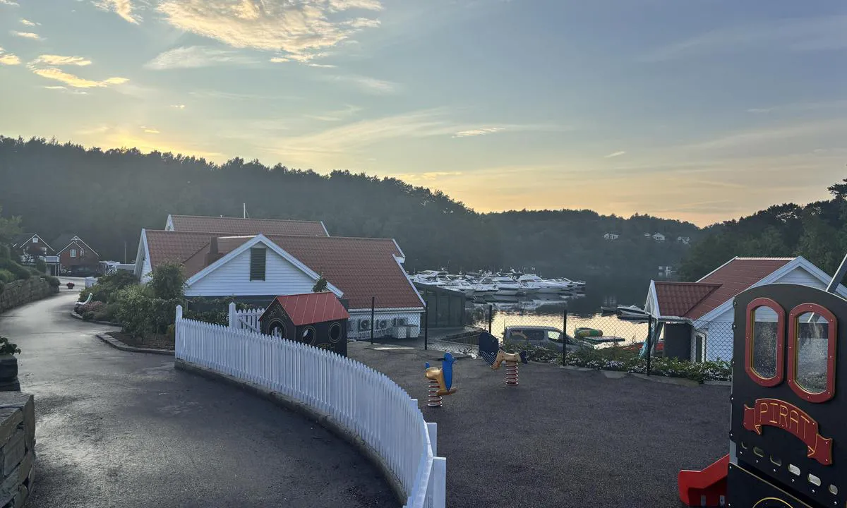 Kulleseidkanalen Gjestehavn: {"base": "no", "no": "Nydelig opparbeidet park, med leke og badeplass", "se": "Underbar anlagd park, med lek- och badplats", "en": "Beautifully developed park, with playground and swimming area", "da": "Smukt anlagt park med lege- og badeplads", "fr": "Magnifique parc am\u00e9nag\u00e9, avec aire de jeux et baignade", "de": "Wundersch\u00f6n angelegter Park mit Spiel- und Badeplatz", "es": "Parque maravillosamente desarrollado, con \u00e1rea de juegos y zona de ba\u00f1o", "it": "Bellissimo parco sviluppato, con area giochi e zona balneabile", "pt": "Belo parque desenvolvido, com \u00e1rea de recrea\u00e7\u00e3o e de banho", "nl": "Prachtig aangelegd park, met speel- en zwemplaats", "pl": "Pi\u0119knie zagospodarowany park, z placem zabaw i miejscem do k\u0105pieli", "uk": "\u0427\u0443\u0434\u043e\u0432\u0438\u0439 \u043e\u0431\u043b\u0430\u0448\u0442\u043e\u0432\u0430\u043d\u0438\u0439 \u043f\u0430\u0440\u043a \u0437 \u043c\u0456\u0441\u0446\u0435\u043c \u0434\u043b\u044f \u0456\u0433\u043e\u0440 \u0442\u0430 \u043a\u0443\u043f\u0430\u043d\u043d\u044f", "ro": "Parc minunat amenajat, cu loc de joac\u0103 \u0219i plaj\u0103 pentru \u00eenot", "tr": "G\u00fczel geli\u015ftirilmi\u015f bir park, oyun ve y\u00fczme alan\u0131 ile", "el": "\u03a5\u03c0\u03ad\u03c1\u03bf\u03c7\u03b1 \u03b1\u03bd\u03b1\u03c0\u03bb\u03b1\u03c3\u03bc\u03ad\u03bd\u03bf \u03c0\u03ac\u03c1\u03ba\u03bf, \u03bc\u03b5 \u03c7\u03ce\u03c1\u03bf \u03c0\u03b1\u03b9\u03c7\u03bd\u03b9\u03b4\u03b9\u03bf\u03cd \u03ba\u03b1\u03b9 \u03ba\u03bf\u03bb\u03cd\u03bc\u03b2\u03b7\u03c3\u03b7\u03c2", "cs": "N\u00e1dhern\u011b upraven\u00fd park, s d\u011btsk\u00fdm h\u0159i\u0161t\u011bm a koupali\u0161t\u011bm", "hu": "Gy\u00f6ny\u00f6r\u0171en kialak\u00edtott park, j\u00e1tsz\u00f3- \u00e9s f\u00fcrd\u0151hellyel", "fi": "Kauniisti kunnostettu puisto, jossa on leikki- ja uimapaikka", "bg": "\u041f\u0440\u0435\u043a\u0440\u0430\u0441\u043d\u043e \u043e\u0431\u043b\u0430\u0433\u043e\u0440\u043e\u0434\u0435\u043d \u043f\u0430\u0440\u043a \u0441 \u0434\u0435\u0442\u0441\u043a\u0430 \u0438 \u043f\u043b\u0430\u0436\u043d\u0430 \u0437\u043e\u043d\u0430", "sr": "\u041f\u0440\u0435\u043b\u0435\u043f\u043e \u0443\u0440\u0435\u0452\u0435\u043d \u043f\u0430\u0440\u043a, \u0441\u0430 \u0438\u0433\u0440\u0430\u043b\u0438\u0448\u0442\u0435\u043c \u0438 \u043c\u0435\u0441\u0442\u043e\u043c \u0437\u0430 \u043a\u0443\u043f\u0430\u045a\u0435", "et": "Kaunilt hooldatud park, m\u00e4ngu- ja supluskohaga", "lv": "Skaista iek\u0101rtotu parku, ar rota\u013cu un peldvietu", "lt": "Nuostabiai sutvarkytas parkas, su \u017eaidim\u0173 ir maudymosi vieta"}