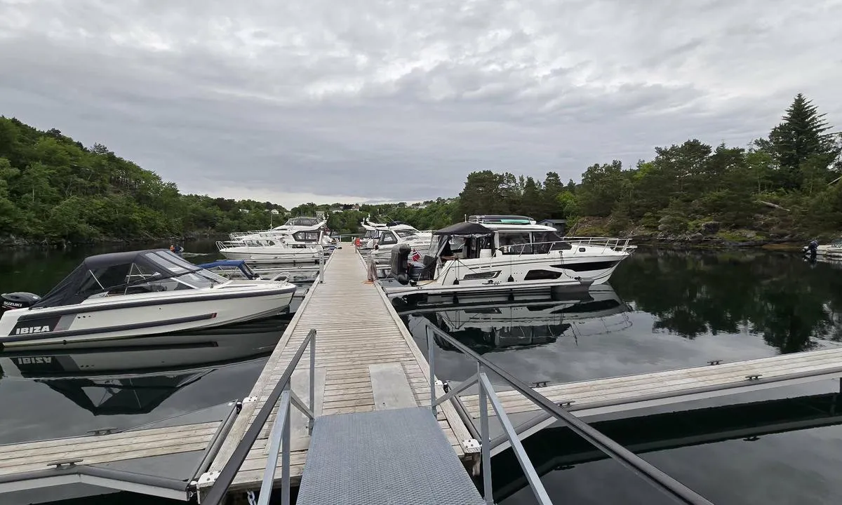 Kulleseidkanalen Gjestehavn: {"base": "no", "no": "Flytebryggen.Bilde tatt Juni 2026", "se": "Flytbryggan. Bild tagen Juni 2026", "en": "The floating dock. Picture taken June 2026", "da": "Flydebroen. Billede taget Juni 2026", "fr": "Pontoon flottant. Photo prise en juin 2026", "de": "Schwimmsteg. Bild aufgenommen im Juni 2026", "es": "El muelle flotante. Foto tomado en junio de 2026", "it": "Il pontile galleggiante. Foto scattata a giugno 2026", "pt": "O pont\u00e3o flutuante. Imagem tirada em junho de 2026", "nl": "De drijvende aanlegsteiger.Foto genomen in juni 2026", "pl": "P\u0142ywaj\u0105cy pomost. Zdj\u0119cie zrobione w czerwcu 2026 roku", "uk": "\u041f\u043b\u0430\u0432\u0443\u0447\u0438\u0439 \u043f\u0440\u0438\u0447\u0430\u043b. \u0424\u043e\u0442\u043e \u0437\u0440\u043e\u0431\u043b\u0435\u043d\u0435 \u0443 \u0447\u0435\u0440\u0432\u043d\u0456 2026 \u0440\u043e\u043a\u0443", "ro": "Ponton plutitor.Imagine realizat\u0103 \u00een iunie 2026", "tr": "<i>Y\u00fczen iskele. Haziran 2026'da \u00e7ekilen foto\u011fraf</i>", "el": "\u0397 \u03c0\u03bb\u03c9\u03c4\u03ae \u03b1\u03c0\u03bf\u03b2\u03ac\u03b8\u03c1\u03b1.\u03a6\u03c9\u03c4\u03bf\u03b3\u03c1\u03b1\u03c6\u03af\u03b1 \u03c4\u03c1\u03b1\u03b2\u03b7\u03b3\u03bc\u03ad\u03bd\u03b7 \u03c4\u03bf\u03bd \u0399\u03bf\u03cd\u03bd\u03b9\u03bf \u03c4\u03bf\u03c5 2026", "cs": "Plovouc\u00ed molo. Fotografie po\u0159\u00edzena v \u010dervnu 2026", "hu": "\u00dasz\u00f3m\u00f3l\u00f3. K\u00e9p k\u00e9sz\u00fclt 2026. j\u00fanius", "fi": "Laituri. Kuva otettu Kes\u00e4kuu 2026", "bg": "\u041f\u043b\u0430\u0432\u0430\u0449\u0438\u044f\u0442 \u043a\u0435\u0439. \u0418\u0437\u043e\u0431\u0440\u0430\u0436\u0435\u043d\u0438\u0435, \u043d\u0430\u043f\u0440\u0430\u0432\u0435\u043d\u043e \u043f\u0440\u0435\u0437 \u044e\u043d\u0438 2026 \u0433.", "sr": "\u041f\u043b\u0443\u0442\u0430\u0458\u0443\u045b\u0438 \u0434\u043e\u043a. \u0421\u043b\u0438\u043a\u0430 \u0441\u043d\u0438\u043c\u0459\u0435\u043d\u0430 \u0443 \u0458\u0443\u043d\u0443 2026.", "et": "Ujuvsild. Pilt tehtud juunis 2026", "lv": "Peldmola. Bilde uz\u0146emts 2026. gada j\u016bnij\u0101", "lt": "Pl\u016bduriuojantis tiltas. Nuotrauka daryta 2026 m. bir\u017eelio m\u0117n."}