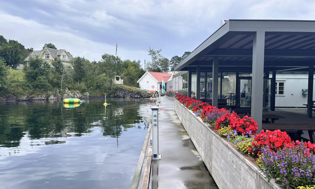 Kulleseidkanalen Gjestehavn: {"base": "no", "no": "Reatutant og liten badestrand. Nytt av \u00e5ret er en liten selvbetjent kiosk.", "se": "Restaurang och liten badstrand. Nytt f\u00f6r \u00e5ret \u00e4r en liten sj\u00e4lvbetj\u00e4ningskiosk.", "en": "Restaurant and small bathing beach. New this year is a small self-service kiosk.", "da": "Restaurant og lille badestrand. Nyt af \u00e5ret er en lille selvbetjent kiosk.", "fr": "Restaurant et petite plage de baignade. Nouveaut\u00e9 de l'ann\u00e9e : un petit kiosque en libre-service.", "de": "Restaurant und kleiner Badestrand. Neu in diesem Jahr ist ein kleiner Selbstbedienungskiosk.", "es": "Restaurante y peque\u00f1a playa para ba\u00f1arse. Nuevo de este a\u00f1o es un peque\u00f1o quiosco autoservicio.", "it": "Ristorante e piccola spiaggia balneare. La novit\u00e0 di quest'anno \u00e8 un piccolo chiosco self-service.", "pt": "Restaurante e pequena praia. Novo este ano \u00e9 um pequeno quiosque self-service.", "nl": "Restaurant en klein strandje. Nieuw dit jaar is een kleine zelfbedieningskiosk.", "pl": "Restauracja i ma\u0142a pla\u017ca. Nowo\u015bci\u0105 w tym roku jest ma\u0142y samoobs\u0142ugowy kiosk.", "uk": "\u0420\u0435\u0441\u0442\u043e\u0440\u0430\u043d \u0456 \u043c\u0430\u043b\u0435\u043d\u044c\u043a\u0438\u0439 \u043f\u043b\u044f\u0436. \u041d\u043e\u0432\u0438\u043d\u043a\u0430 \u0446\u044c\u043e\u0433\u043e \u0440\u043e\u043a\u0443 - \u043d\u0435\u0432\u0435\u043b\u0438\u043a\u0438\u0439 \u0441\u0430\u043c\u043e\u0431\u0443\u0442\u043d\u0456\u0439 \u043a\u0456\u043e\u0441\u043a.", "ro": "Plaj\u0103 mic\u0103 \u0219i curat\u0103. Nou din acest an este un mic chio\u0219c cu autoservire.", "tr": "Restoran ve k\u00fc\u00e7\u00fck bir plaj. Bu y\u0131l yenilik olarak k\u00fc\u00e7\u00fck bir self-servis b\u00fcfe var.", "el": "\u0395\u03c3\u03c4\u03b9\u03b1\u03c4\u03cc\u03c1\u03b9\u03bf \u03ba\u03b1\u03b9 \u03bc\u03b9\u03ba\u03c1\u03ae \u03c0\u03b1\u03c1\u03b1\u03bb\u03af\u03b1 \u03b3\u03b9\u03b1 \u03ba\u03bf\u03bb\u03cd\u03bc\u03c0\u03b9. \u039d\u03ad\u03bf \u03b3\u03b9\u03b1 \u03c6\u03ad\u03c4\u03bf\u03c2 \u03b5\u03af\u03bd\u03b1\u03b9 \u03ad\u03bd\u03b1 \u03bc\u03b9\u03ba\u03c1\u03cc \u03b1\u03c5\u03c4\u03cc\u03bd\u03bf\u03bc\u03bf \u03c0\u03b5\u03c1\u03af\u03c0\u03c4\u03b5\u03c1\u03bf.", "cs": "Restaurace a mal\u00e1 pl\u00e1\u017e. Novinkou tohoto roku je mal\u00fd samoobslu\u017en\u00fd kiosek.", "hu": "\u00c9tterem \u00e9s kis strand. Az \u00e9v \u00fajdons\u00e1ga egy kis \u00f6nkiszolg\u00e1l\u00f3 kioszk.", "fi": "Hyvin suojaisa ankkuripaikka ja pieni uimaranta. T\u00e4st\u00e4 vuodesta alkaen on my\u00f6s pieni itsepalvelukioski.", "bg": "\u0420\u0435\u0441\u0442\u043e\u0440\u0430\u043d\u0442 \u0438 \u043c\u0430\u043b\u044a\u043a \u043f\u043b\u0430\u0436. \u041d\u043e\u0432\u043e\u0442\u043e \u0442\u0430\u0437\u0438 \u0433\u043e\u0434\u0438\u043d\u0430 \u0435 \u043c\u0430\u043b\u044a\u043a \u043a\u0438\u043e\u0441\u043a \u0437\u0430 \u0441\u0430\u043c\u043e\u043e\u0431\u0441\u043b\u0443\u0436\u0432\u0430\u043d\u0435.", "sr": "\u0420\u0435\u0441\u0442\u043e\u0440\u0430\u043d \u0438 \u043c\u0430\u043b\u0430 \u043f\u043b\u0430\u0436\u0430. \u041d\u043e\u0432\u0430 \u043e\u0432\u0435 \u0433\u043e\u0434\u0438\u043d\u0435 \u0458\u0435 \u043c\u0430\u043b\u0430 \u0441\u0430\u043c\u043e\u043f\u043e\u0441\u043b\u0443\u0436\u043d\u0430 \u043a\u0438\u043e\u0441\u043a\u0430.", "et": "Rannapuhastus ja v\u00e4ike rand. Uueks lisanduseks on iseteenindav kiosk.", "lv": "Neliels tuale\u0161u komplekss un neliela pludmale. Jaunums \u0161ogad ir neliela pa\u0161apkalpo\u0161an\u0101s kiosks.", "lt": "Apsaugotas ir ma\u017eas papl\u016bdimys. Naujiena \u0161iemet - ma\u017eas savitarnos kioskas."}