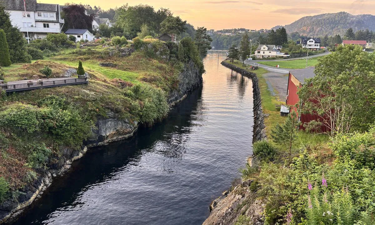 {"base": "no", "no": "Kulleseidkanalen, sett fra broen mot gjestehavnen", "se": "Kulleseidkanalen, sett fr\u00e5n bron mot g\u00e4sthamnen", "en": "Kulleseid Canal, seen from the bridge towards the guest harbor", "da": "Kulleseidkanalen, set fra broen mod g\u00e6stehavnen", "fr": "Le canal de Kulleseid, vu du pont vers le port de plaisance", "de": "Kulleseidkanalen, vom Br\u00fcckenblick in Richtung G\u00e4stehafen", "es": "El canal de Kulleseid, visto desde el puente hacia el puerto de invitados", "it": "Il canale di Kulleseid, visto dal ponte verso il porto turistico", "pt": "Kulleseidkanalen, visto da ponte em dire\u00e7\u00e3o ao porto de h\u00f3spedes", "nl": "Kulleseidkanaal, gezien vanaf de brug richting de gastenhaven", "pl": "Kana\u0142 Kulleseid, widziany z mostu w kierunku przystani go\u015bcinnej", "uk": "\u041a\u0443\u043b\u043b\u0435\u0441\u0435\u0439\u0434\u043a\u0430\u043d\u0430\u043b\u0435\u043d, \u0432\u0438\u0434 \u0437 \u043c\u043e\u0441\u0442\u0443 \u043d\u0430 \u0433\u043e\u0441\u0442\u044c\u043e\u0432\u0438\u0439 \u043f\u043e\u0440\u0442", "ro": "Canalul Kulleseid, v\u0103zut de pe pod spre portul de oaspe\u021bi", "tr": "Kulleseidkanal\u0131, k\u00f6pr\u00fcden misafir liman\u0131 y\u00f6n\u00fcnde g\u00f6r\u00fcn\u00fc\u015f", "el": "\u0397 \u0394\u03b9\u03ce\u03c1\u03c5\u03b3\u03b1 Kulleseid, \u03cc\u03c0\u03c9\u03c2 \u03c6\u03b1\u03af\u03bd\u03b5\u03c4\u03b1\u03b9 \u03b1\u03c0\u03cc \u03c4\u03b7 \u03b3\u03ad\u03c6\u03c5\u03c1\u03b1 \u03c0\u03c1\u03bf\u03c2 \u03c4\u03bf \u03bb\u03b9\u03bc\u03ac\u03bd\u03b9 \u03b5\u03c0\u03b9\u03c3\u03ba\u03b5\u03c0\u03c4\u03ce\u03bd", "cs": "Kulleseidkanalen, pohled z mostu na p\u0159\u00edstav pro hosty", "hu": "Kulleseid-csatorna, a h\u00eddr\u00f3l n\u00e9zve a vend\u00e9ghaj\u00f3-kik\u00f6t\u0151 fel\u00e9", "fi": "Kulleseidin kanava, n\u00e4htyn\u00e4 sillalta kohti vierassatamaa", "bg": "\u041a\u0443\u043b\u0435\u0441\u0435\u0439\u0434\u043a\u0430\u043d\u0430\u043b\u0430, \u0432\u0438\u0434\u044f\u043d \u043e\u0442 \u043c\u043e\u0441\u0442\u0430 \u043a\u044a\u043c \u0433\u043e\u0441\u0442\u0443\u0432\u0430\u0449\u043e\u0442\u043e \u043f\u0440\u0438\u0441\u0442\u0430\u043d\u0438\u0449\u0435", "sr": "\u041a\u0443\u043b\u0435\u0441\u0438\u0434\u043a\u0430\u043d\u0430\u043b\u0435\u043d, \u0432\u0438\u0452\u0435\u043d \u0441\u0430 \u043c\u043e\u0441\u0442\u0430 \u043f\u0440\u0435\u043c\u0430 \u0433\u043e\u0441\u0442\u0438\u043d\u0441\u043a\u043e\u0458 \u043b\u0443\u0446\u0438", "et": "Kulleseidkanal, vaadatuna sillalt k\u00fclalissadama poole", "lv": "Kulleseidkan\u0101ls, skat\u012bts no tilta pret viesu ostu", "lt": "Kulleseidkanalas, \u017ei\u016brint nuo tilto link sve\u010di\u0173 uosto"}