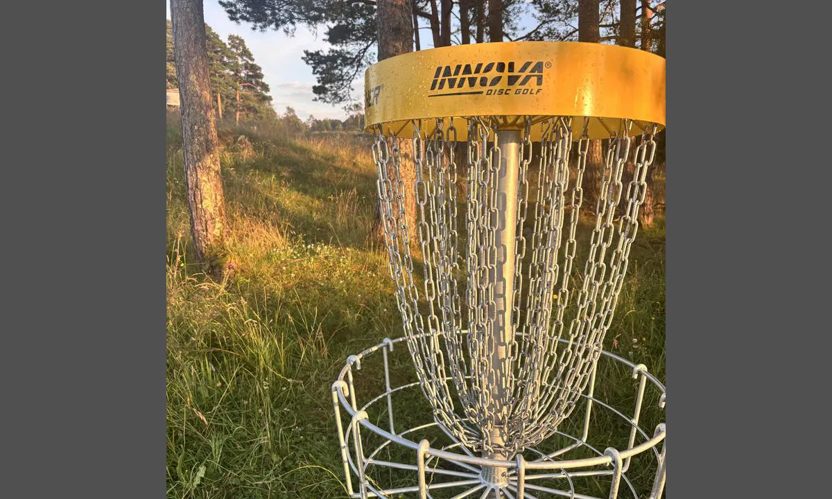 Kulleseidkanalen Gjestehavn: {"base": "da", "no": "Frisbee-golfbane", "se": "Frisbeegolfbana", "en": "Frisbee golf course", "da": "Frisbee golfbane", "fr": "Parcours de disc golf", "de": "Disc-Golfplatz", "es": "Campo de disc golf", "it": "Campo da disc golf", "pt": "Campo de golfe de frisbee", "nl": "Frisbee-golfbaan", "pl": "Pole do gry w frisbee golf", "uk": "\u0414\u0438\u0441\u043a-\u0433\u043e\u043b\u044c\u0444 \u043f\u043e\u043b\u0435", "ro": "Teren de disc golf", "tr": "Frisbee golf sahas\u0131", "el": "\u0393\u03ae\u03c0\u03b5\u03b4\u03bf \u03c6\u03c1\u03af\u03c3\u03bc\u03c0\u03b9 \u03b3\u03ba\u03bf\u03bb\u03c6", "cs": "H\u0159i\u0161t\u011b na frisbee golf", "hu": "Frizbigolf p\u00e1lya", "fi": "Frisbeegolfrata", "bg": "\u0414\u0438\u0441\u043a\u0433\u043e\u043b\u0444 \u0438\u0433\u0440\u0438\u0449\u0435", "sr": "\u0422\u0435\u0440\u0435\u043d \u0437\u0430 \u0444\u0440\u0438\u0437\u0431\u0438 \u0433\u043e\u043b\u0444", "et": "Frisbiigolfirada", "lv": "Frisbija golfa laukums", "lt": "Frisbio golfo aik\u0161tel\u0117"}