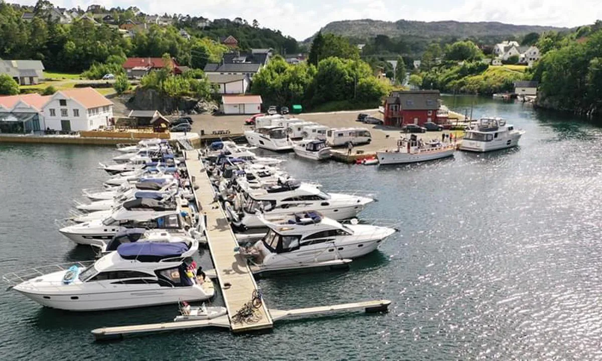Kulleseidkanalen Gjestehavn: {"base": "no", "no": "Fantastisk gjestehavn med alt tilrettelagt for b\u00e5tturister. Diesel, butikk og restaurant. V\u00e6rbeskyttet havn og gode forhold for b\u00e5tplassen.", "se": "Fantastisk g\u00e4sthamn med allt anpassat f\u00f6r b\u00e5tturister. Diesel, butik och restaurang. V\u00e4der skyddad hamn och goda f\u00f6rh\u00e5llanden f\u00f6r b\u00e5tplatsen.", "en": "Fantastic guest harbor with everything prepared for boat tourists. Diesel, shop, and restaurant. Weather-protected harbor and good conditions for the mooring spot.", "da": "Fantastisk g\u00e6stehavn med alt tilrettelagt for b\u00e5dturister. Diesel, butik og restaurant. Vejrbeskyttet havn og gode forhold for b\u00e5dpladsen."}