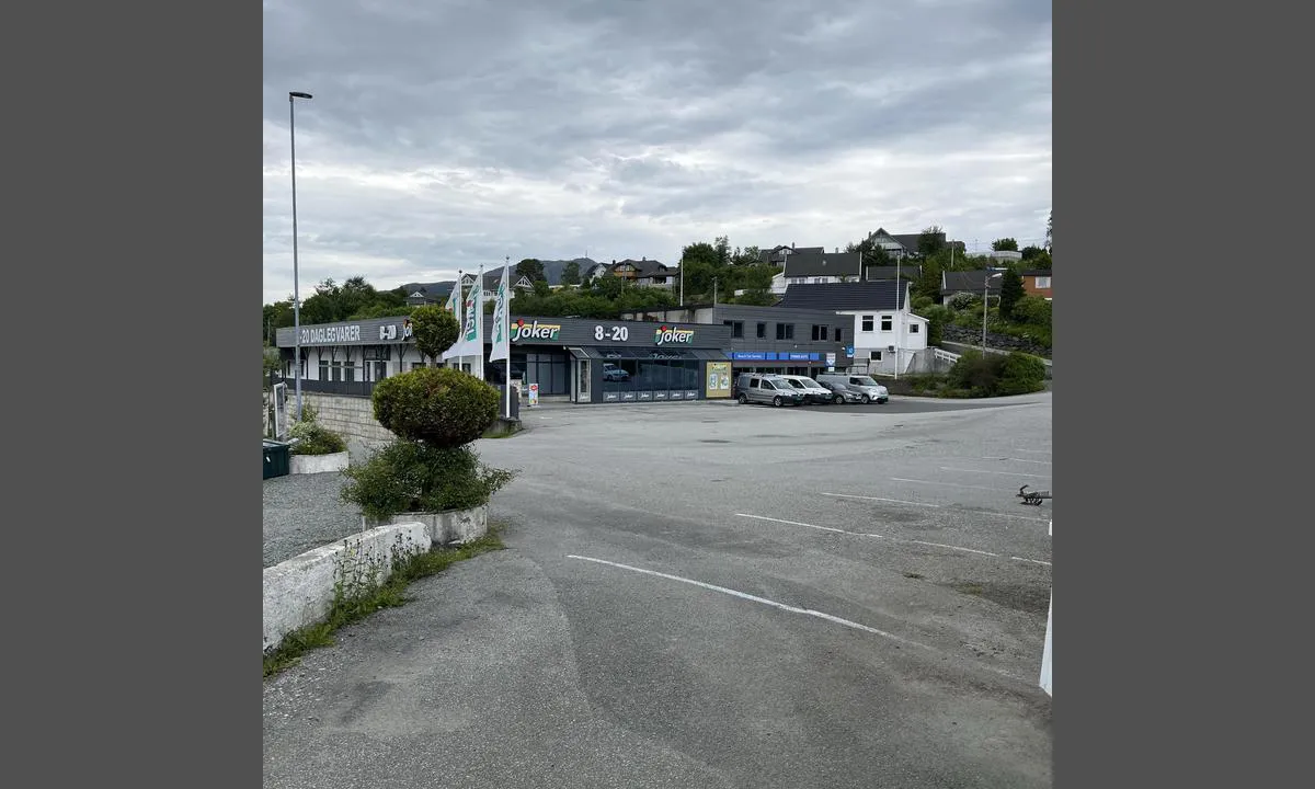 Kulleseidkanalen Gjestehavn: {"base": "no", "no": "Joker butikken,ca 10 min gange fra Havnen", "se": "Jokerbutiken, ca 10 minuters promenad fr\u00e5n hamnen", "en": "The Joker store, approximately 10 minutes walk from the Harbour.", "da": "Joker butikken, ca. 10 min gang fra Havnen", "fr": "Le magasin Joker, \u00e0 environ 10 minutes \u00e0 pied du port", "de": "Joker-Laden, ca. 10 Minuten zu Fu\u00df vom Hafen entfernt", "es": "La tienda Joker, a unos 10 minutos caminando desde el puerto", "it": "Il negozio Joker, a circa 10 minuti a piedi dal porto", "pt": "Loja Joker, a cerca de 10 minutos a p\u00e9 do Porto", "nl": "Joker-winkel, ongeveer 10 minuten lopen van de haven", "pl": "Sklep Joker, ok. 10 min spacerem od portu", "uk": "\u041c\u0430\u0433\u0430\u0437\u0438\u043d Joker, \u043f\u0440\u0438\u0431\u043b\u0438\u0437\u043d\u043e 10 \u0445\u0432\u0438\u043b\u0438\u043d \u0445\u043e\u0434\u044c\u0431\u0438 \u0432\u0456\u0434 \u0433\u0430\u0432\u0430\u043d\u0456", "ro": "Magazin Joker, la aproximativ 10 minute de mers pe jos de Port", "tr": "Joker ma\u011fazas\u0131, limandan yakla\u015f\u0131k 10 dakika y\u00fcr\u00fcme mesafesinde", "el": "\u03a4\u03bf \u03ba\u03b1\u03c4\u03ac\u03c3\u03c4\u03b7\u03bc\u03b1 Joker, \u03c0\u03b5\u03c1\u03af\u03c0\u03bf\u03c5 10 \u03bb\u03b5\u03c0\u03c4\u03ac \u03bc\u03b5 \u03c4\u03b1 \u03c0\u03cc\u03b4\u03b9\u03b1 \u03b1\u03c0\u03cc \u03c4\u03bf \u03bb\u03b9\u03bc\u03ac\u03bd\u03b9", "cs": "Obchod Joker, cca 10 minut p\u011b\u0161ky od p\u0159\u00edstavu", "hu": "Joker bolt, kb. 10 perc s\u00e9t\u00e1ra a kik\u00f6t\u0151t\u0151l", "fi": "Joker-kauppa, noin 10 minuutin k\u00e4velymatka satamasta", "bg": "\u041c\u0430\u0433\u0430\u0437\u0438\u043d Joker, \u043d\u0430 \u043e\u043a\u043e\u043b\u043e 10 \u043c\u0438\u043d\u0443\u0442\u0438 \u043f\u0435\u0448\u0430 \u043e\u0442 \u043f\u0440\u0438\u0441\u0442\u0430\u043d\u0438\u0449\u0435\u0442\u043e", "sr": "Prodavnica Joker, oko 10 minuta hoda od Luke", "et": "Joker pood, umbes 10-minutilise jalutusk\u00e4igu kaugusel sadamast.", "lv": "Joker veikals, apm\u0113ram 10 min\u016b\u0161u g\u0101jiena att\u0101lum\u0101 no ostas", "lt": "Joker parduotuv\u0117, ma\u017edaug 10 minu\u010di\u0173 p\u0117s\u010diomis nuo Uosto"}
