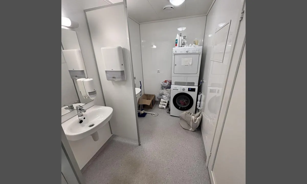 Kulleseidkanalen Gjestehavn: {"base": "no", "no": "Sanit\u00e6rbygg med vaskemaskin og t\u00f8rketrommel", "se": "Sanitetsbyggnad med tv\u00e4ttmaskin och torktumlare", "en": "Sanitary building with washing machine and dryer", "da": "Sanitetsbygning med vaskemaskine og t\u00f8rretumbler", "fr": "B\u00e2timent sanitaire avec machine \u00e0 laver et s\u00e8che-linge", "de": "Sanit\u00e4rgeb\u00e4ude mit Waschmaschine und W\u00e4schetrockner", "es": "Edificio sanitario con lavadora y secadora", "it": "Edificio sanitario con lavatrice e asciugatrice", "pt": "Pr\u00e9dio sanit\u00e1rio com m\u00e1quina de lavar e secadora", "nl": "Sanitairgebouw met wasmachine en droger", "pl": "Budynek sanitarny z pralk\u0105 i suszark\u0105", "uk": "\u0421\u0430\u043d\u0456\u0442\u0430\u0440\u043d\u0430 \u0431\u0443\u0434\u0456\u0432\u043b\u044f \u0437 \u043f\u0440\u0430\u043b\u044c\u043d\u043e\u044e \u043c\u0430\u0448\u0438\u043d\u043e\u044e \u0442\u0430 \u0441\u0443\u0448\u0430\u0440\u043a\u043e\u044e", "ro": "Cl\u0103dire sanitar\u0103 cu ma\u0219in\u0103 de sp\u0103lat \u0219i usc\u0103tor", "tr": "\u00c7ama\u015f\u0131r makinesi ve kurutma makinesi ile donat\u0131lm\u0131\u015f sanitasyon binas\u0131", "el": "\u039a\u03c4\u03af\u03c1\u03b9\u03bf \u03bc\u03b5 \u03b5\u03b3\u03ba\u03b1\u03c4\u03b1\u03c3\u03c4\u03ac\u03c3\u03b5\u03b9\u03c2 \u03c5\u03b3\u03b9\u03b5\u03b9\u03bd\u03ae\u03c2 \u03bc\u03b5 \u03c0\u03bb\u03c5\u03bd\u03c4\u03ae\u03c1\u03b9\u03bf \u03ba\u03b1\u03b9 \u03c3\u03c4\u03b5\u03b3\u03bd\u03c9\u03c4\u03ae\u03c1\u03b9\u03bf", "cs": "Sanit\u00e1rn\u00ed budova s pra\u010dkou a su\u0161i\u010dkou", "hu": "Sanit\u00e1r\u00e9p\u00fclet mos\u00f3g\u00e9ppel \u00e9s sz\u00e1r\u00edt\u00f3g\u00e9ppel", "fi": "Saniteettirakennus, jossa on pesukone ja kuivausrumpu", "bg": "\u0421\u0430\u043d\u0438\u0442\u0430\u0440\u043d\u0430 \u0441\u0433\u0440\u0430\u0434\u0430 \u0441 \u043f\u0435\u0440\u0430\u043b\u043d\u044f \u0438 \u0441\u0443\u0448\u0438\u043b\u043d\u044f", "sr": "Zgrada sa sanitarnim \u010dvorom sa ma\u0161inom za pranje i su\u0161enje ve\u0161a", "et": "Sanitaarruum pesumasina ja kuivatiga", "lv": "Sanit\u0101r\u0101 \u0113ka ar ve\u013cas mazg\u0101jamo ma\u0161\u012bnu un ve\u013cas \u017e\u0101v\u0113t\u0101ju", "lt": "Sanitarinis pastatas su skalbimo ma\u0161ina ir d\u017eiovykle"}