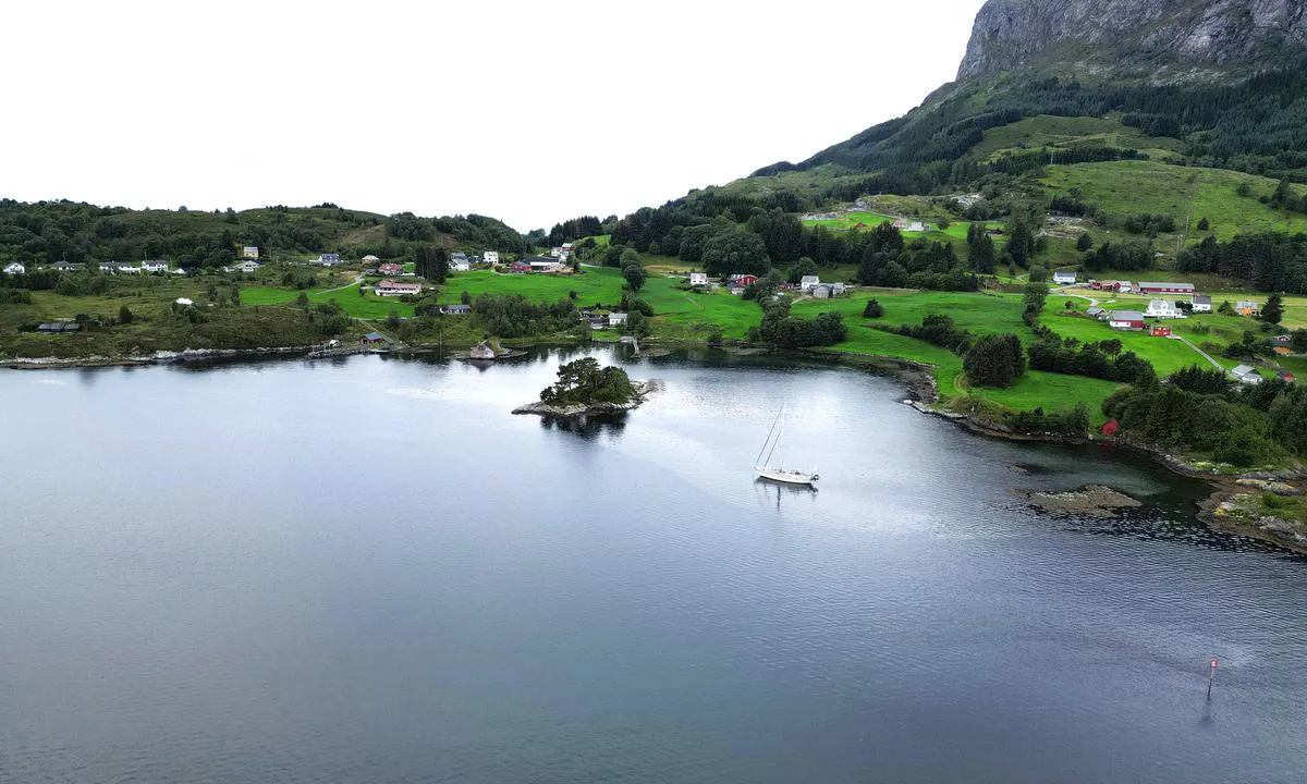 Kumle: {"base": "no", "no": "Ankring p\u00e5 ca 7 m  Gj\u00f8rmebunn, noko sj\u00f8gras,  men veldig god holdebotn.\r\nVeldig godt alternativ om havna i Askvoll er full.", "se": "Ankring p\u00e5 ca 7 m <br>Gyttjebotten, lite sj\u00f6gr\u00e4s, men mycket bra ankarbotten.<br>Mycket bra alternativ om hamnen i Askvoll \u00e4r full.", "en": "Anchoring at approximately 7 meters. Mud bottom, some seaweed, but very good holding ground. A very good alternative if the harbor in Askvoll is full.", "da": "Ankring p\u00e5 ca 7 m. Mudderbund, noget s\u00f8gr\u00e6s, men meget godt ankerfeste.<br>Meget godt alternativ hvis havnen i Askvoll er fuld."}