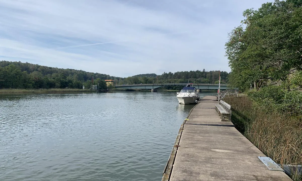 Kungälvs gästhamn: {"base": "se", "no": "Brygga med Nordre\u00e4lvbroen i bakgrunnen.", "se": "Bryggan med Norde\u00e4lvsbron i bakgrunden.", "en": "The dock with the Norde\u00e4lvsbron bridge in the background.", "da": "Molen med Norde\u00e4lvsbroen i baggrunden."}