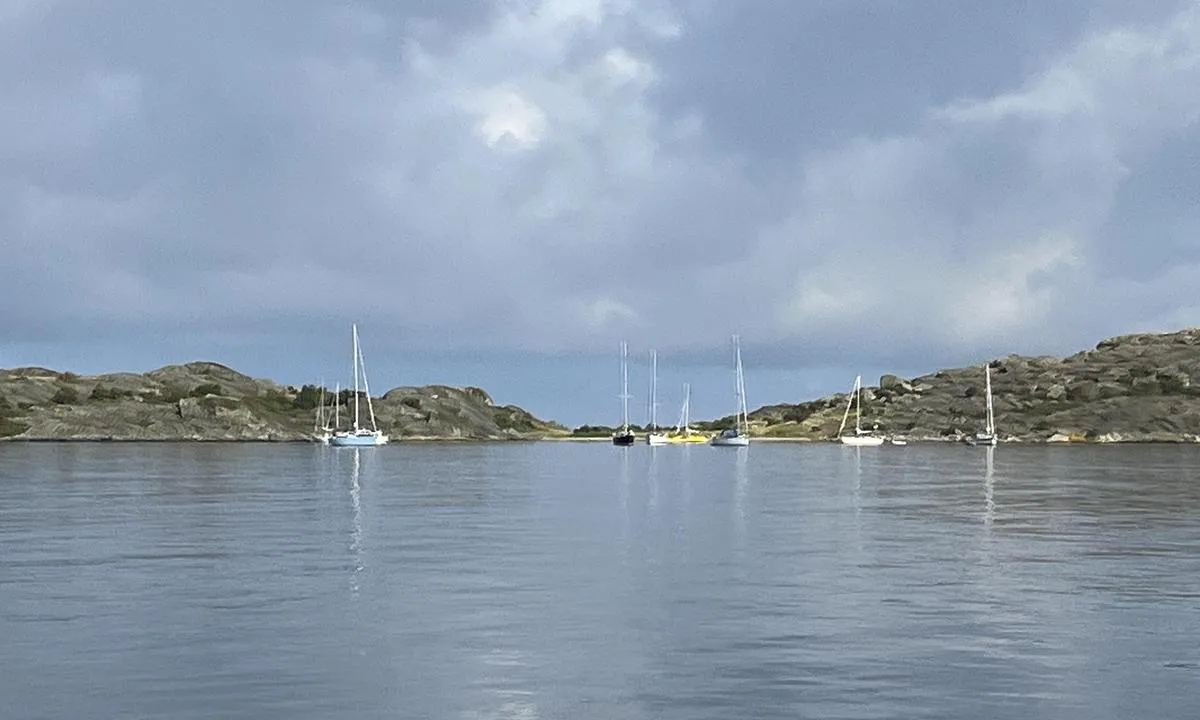 Kungsö: {"base": "no", "no": "Passerer Kungs\u00f6 en stille morgen i juli. \u00c5tte seilere p\u00e5 svai og noen motorb\u00e5ter med fort\u00f8yning langs fjellet p\u00e5 s\u00f8rsiden av bukta.", "se": "Passerar Kungs\u00f6 en stilla morgon i juli. \u00c5tta seglare p\u00e5 svaj och n\u00e5gra motorb\u00e5tar med f\u00f6rt\u00f6jning l\u00e4ngs berget p\u00e5 sydsidan av viken.", "en": "Passing Kungs\u00f6 on a calm morning in July. Eight sailboats at anchor and some motorboats moored along the rocks on the south side of the bay.", "da": "Passerer Kungs\u00f6 en stille morgen i juli. Otte sejlere p\u00e5 svaj og nogle motorb\u00e5de med fort\u00f8jning langs klippen p\u00e5 sydsiden af bugten."}