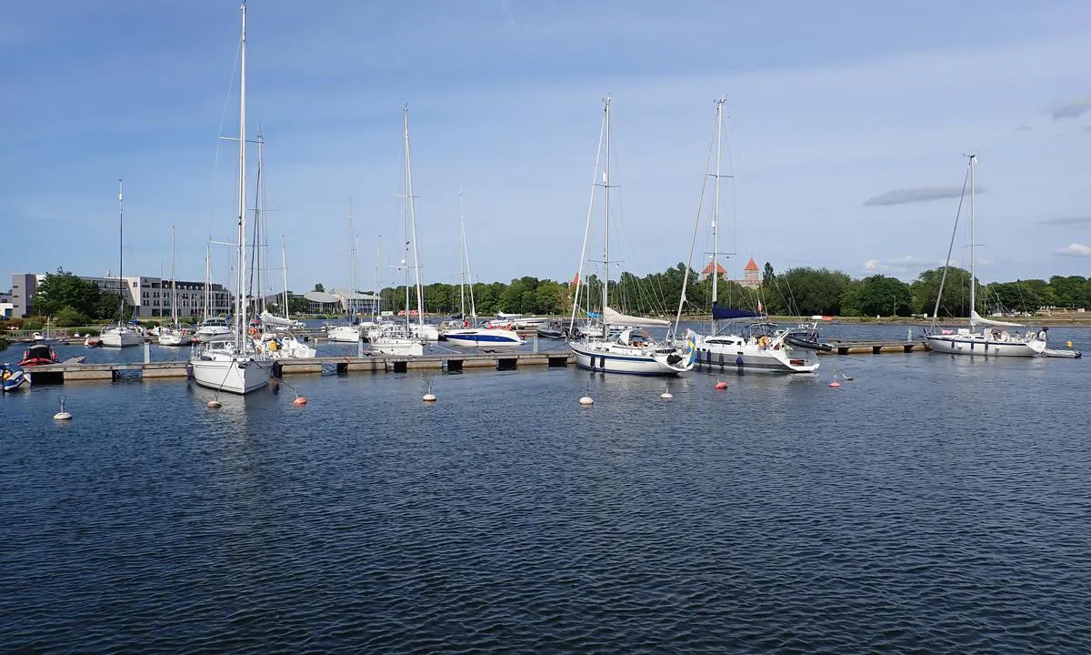 Kuressaare Jahisadam: {"base": "no", "no": "Det er utlagte b\u00f8yer, trenger minst like lang tamp som b\u00e5ten er lang, dobbelt om lina skal gjennom og tilbake igjen. Krok eller andre hjelpemidler er nyttig. Havnesjefen kommer som regel ned p\u00e5 brygga og hjelper til. \r\nEr du mindre enn 40' eller omkring 11m s\u00e5 kan du ta en av b\u00e5sene p\u00e5 innsiden eller lengre inn.", "se": "Det finns utlagda bojar, du beh\u00f6ver en tamp som minst \u00e4r lika l\u00e5ng som b\u00e5ten, dubbelt om linan ska igenom och tillbaka igen. Krok eller andra hj\u00e4lpmedel \u00e4r nyttiga. Hamnkaptenen kommer oftast ner p\u00e5 bryggan och hj\u00e4lper till.<br>\u00c4r du mindre \u00e4n 40' eller cirka 11m kan du ta en av platserna p\u00e5 insidan eller l\u00e4ngre in.", "en": "There are laid out buoys, you need at least as long a line as the boat is long, double if the line is to go through and back again. A hook or other aids are useful. The harbourmaster usually comes down to the dock and assists. <br>If you are less than 40' or around 11m, you can take one of the berths on the inside or further in.", "da": "Der er udlagte b\u00f8jer, du skal bruge mindst lige s\u00e5 lang tamp som b\u00e5den er lang, dobbelt op hvis linen skal igennem og tilbage igen. Krog eller andre hj\u00e6lpemidler er nyttige. Havnechefen plejer at komme ned p\u00e5 broen og hj\u00e6lpe til.<br />Hvis du er mindre end 40' eller omkring 11m, s\u00e5 kan du tage en af b\u00e5dpladserne p\u00e5 indersiden eller l\u00e6ngere inde.", "fr": "Il y a des bou\u00e9es mises en place, vous aurez besoin d'une aussi\u00e8re au moins aussi longue que votre bateau, double si la ligne doit passer \u00e0 travers et revenir. Un crochet ou d'autres outils peuvent \u00eatre utiles. Le chef de port vient g\u00e9n\u00e9ralement sur le quai pour aider. Si votre bateau mesure moins de 40' ou environ 11m, vous pouvez prendre l'une des places \u00e0 l'int\u00e9rieur ou plus en avant dans le port.", "de": "Es sind Bojen ausgelegt, man braucht mindestens eine Leine so lang wie das Boot, doppelt, wenn die Leine durch und zur\u00fcck gef\u00fchrt werden soll. Ein Haken oder andere Hilfsmittel sind n\u00fctzlich. Der Hafenmeister kommt normalerweise zum Steg hinunter und hilft mit.<br> Wenn Sie weniger als 40' oder etwa 11m sind, k\u00f6nnen Sie einen der Pl\u00e4tze auf der Innenseite oder weiter innen nehmen.", "es": "Hay boyas colocadas, necesitas un cabo al menos tan largo como el barco, doble si la l\u00ednea debe pasar a trav\u00e9s y regresar. Un gancho u otras herramientas son \u00fatiles. El jefe del puerto generalmente baja al muelle y ayuda. Si mides menos de 40' o alrededor de 11m, puedes tomar uno de los puestos en el interior o m\u00e1s adentro.", "it": "Ci sono boe predisposte, serve una cima almeno della stessa lunghezza della barca, raddoppiata se la linea deve passare attraverso e tornare indietro. Un gancio o altri strumenti di aiuto sono utili. Di solito, il capo del porto scende al molo e aiuta. Se sei meno di 40' o circa 11m puoi prendere uno dei posti all'interno o pi\u00f9 avanti.", "pt": "Existem boias colocadas, \u00e9 necess\u00e1rio um cabo de pelo menos o comprimento do barco, dobrado se a linha deve passar e voltar. Gancho ou outras ferramentas s\u00e3o \u00fateis. O chefe do porto geralmente desce at\u00e9 o cais para ajudar. Se seu barco tem menos de 40' ou cerca de 11m, voc\u00ea pode ocupar um dos espa\u00e7os internos ou mais internos.", "nl": "Er zijn boeien uitgelegd, zorg ervoor dat je een touw hebt dat minstens even lang is als de boot, en gebruik dubbel zoveel touw als je het door de boei en terug wilt leiden. Een haak of ander hulpmiddel is nuttig. De havenmeester komt meestal naar de steiger om te helpen. Als je boot minder dan 40' of ongeveer 11 meter lang is, kun je een van de ligplaatsen aan de binnenkant of verder naar binnen nemen.", "pl": "Znajduj\u0105 si\u0119 tam wy\u0142o\u017cone boje, potrzebujesz co najmniej tak d\u0142ugiej liny, jak d\u0142ugo\u015b\u0107 \u0142odzi, podw\u00f3jnie je\u015bli lina ma przechodzi\u0107 przez boj\u0119 i wr\u00f3ci\u0107. Haki lub inne pomocne narz\u0119dzia s\u0105 przydatne. Szef portu zazwyczaj przychodzi na molo i pomaga. Je\u015bli masz mniej ni\u017c 40' lub oko\u0142o 11 m, mo\u017cesz zaj\u0105\u0107 jedno z miejsc wewn\u0119trznych lub g\u0142\u0119biej w porcie.", "uk": "\u0412\u0438\u0441\u0442\u0430\u0432\u043b\u0435\u043d\u0456 \u0431\u0443\u0457, \u043f\u043e\u0442\u0440\u0456\u0431\u043d\u043e \u043c\u0456\u043d\u0456\u043c\u0443\u043c \u0441\u0442\u0456\u043b\u044c\u043a\u0438 \u0436 \u0434\u043e\u0432\u0433\u0438\u0439 \u043a\u0456\u043d\u0435\u0446\u044c, \u0441\u043a\u0456\u043b\u044c\u043a\u0438 \u0434\u043e\u0432\u0436\u0438\u043d\u0430 \u0447\u043e\u0432\u043d\u0430, \u0443 \u0434\u0432\u0430 \u0440\u0430\u0437\u0438 \u044f\u043a\u0449\u043e \u043c\u043e\u0442\u0443\u0437\u043a\u0430 \u043f\u043e\u0432\u0438\u043d\u043d\u0430 \u043f\u0440\u043e\u0439\u0442\u0438 \u0447\u0435\u0440\u0435\u0437 \u0456 \u043d\u0430\u0437\u0430\u0434. \u0413\u0430\u043a \u0430\u0431\u043e \u0456\u043d\u0448\u0456 \u0434\u043e\u043f\u043e\u043c\u0456\u0436\u043d\u0456 \u0437\u0430\u0441\u043e\u0431\u0438 \u043a\u043e\u0440\u0438\u0441\u043d\u0456. \u041d\u0430\u0447\u0430\u043b\u044c\u043d\u0438\u043a \u043f\u043e\u0440\u0442\u0443 \u0437\u0430\u0437\u0432\u0438\u0447\u0430\u0439 \u0441\u043f\u0443\u0441\u043a\u0430\u0454\u0442\u044c\u0441\u044f \u043d\u0430 \u043f\u0440\u0438\u0447\u0430\u043b \u0456 \u0434\u043e\u043f\u043e\u043c\u0430\u0433\u0430\u0454.\n<br>\n\u042f\u043a\u0449\u043e \u0432\u0430\u0448\u0430 \u0434\u043e\u0432\u0436\u0438\u043d\u0430 \u043c\u0435\u043d\u0448 \u043d\u0456\u0436 40' \u0430\u0431\u043e \u0431\u043b\u0438\u0437\u044c\u043a\u043e 11 \u043c, \u0432\u0438 \u043c\u043e\u0436\u0435\u0442\u0435 \u0432\u0437\u044f\u0442\u0438 \u043e\u0434\u043d\u0435 \u0437 \u043c\u0456\u0441\u0446\u044c \u043d\u0430 \u0432\u043d\u0443\u0442\u0440\u0456\u0448\u043d\u0456\u0439 \u0441\u0442\u043e\u0440\u043e\u043d\u0456 \u0430\u0431\u043e \u0431\u043b\u0438\u0436\u0447\u0435 \u0434\u043e \u0441\u0435\u0440\u0435\u0434\u0438\u043d\u0438.", "ro": "Exist\u0103 geamanduri dispuse, ave\u021bi nevoie de o par\u00e2m\u0103 cel pu\u021bin la fel de lung\u0103 ca \u0219i barca, dublat\u0103 dac\u0103 fr\u00e2nghia trebuie s\u0103 treac\u0103 \u0219i s\u0103 se \u00eentoarc\u0103 \u00eenapoi. C\u00e2rligul sau alte unelte sunt utile. De obicei, \u0219eful portului vine la debarcader \u0219i ajut\u0103.\nDac\u0103 sunte\u021bi mai mic de 40' sau aproximativ 11 metri, pute\u021bi ocupa unul dintre locurile de pe partea interioar\u0103 sau mai \u00een interior.", "tr": "Koyda demirli \u015famand\u0131ralar vard\u0131r, geminizin boyu kadar uzun bir halata ihtiyac\u0131n\u0131z olacak, ipi ge\u00e7mek ve geri almak i\u00e7in iki kat\u0131na ihtiyac\u0131n\u0131z olacakt\u0131r. Kanca veya di\u011fer yard\u0131mc\u0131 ara\u00e7lar kullan\u0131\u015fl\u0131 olabilir. Liman \u015fefi genellikle iskeleden a\u015fa\u011f\u0131 iner ve yard\u0131mc\u0131 olur.<br>11 metre veya 40 feet alt\u0131nda bir tekneniz varsa, i\u00e7erideki veya daha i\u00e7erdeki yerlerden birini kullanabilirsiniz.", "el": "\u0388\u03c7\u03bf\u03c5\u03bd \u03c4\u03bf\u03c0\u03bf\u03b8\u03b5\u03c4\u03b7\u03b8\u03b5\u03af \u03c3\u03b7\u03bc\u03b1\u03bd\u03c4\u03ae\u03c1\u03b5\u03c2, \u03c7\u03c1\u03b5\u03b9\u03ac\u03b6\u03b5\u03c3\u03c4\u03b5 \u03c3\u03ba\u03bf\u03b9\u03bd\u03af \u03c4\u03bf\u03c5\u03bb\u03ac\u03c7\u03b9\u03c3\u03c4\u03bf\u03bd \u03c4\u03cc\u03c3\u03bf \u03bc\u03b1\u03ba\u03c1\u03cd \u03cc\u03c3\u03bf \u03c4\u03bf \u03bc\u03ae\u03ba\u03bf\u03c2 \u03c4\u03bf\u03c5 \u03c3\u03ba\u03ac\u03c6\u03bf\u03c5\u03c2, \u03b4\u03b9\u03c0\u03bb\u03cc \u03b1\u03bd \u03c4\u03bf \u03c3\u03c7\u03bf\u03b9\u03bd\u03af \u03c0\u03c1\u03ad\u03c0\u03b5\u03b9 \u03bd\u03b1 \u03c0\u03b5\u03c1\u03ac\u03c3\u03b5\u03b9 \u03ba\u03b1\u03b9 \u03bd\u03b1 \u03b5\u03c0\u03b9\u03c3\u03c4\u03c1\u03ad\u03c8\u03b5\u03b9. \u0393\u03ac\u03bd\u03c4\u03b6\u03bf\u03c2 \u03ae \u03ac\u03bb\u03bb\u03b1 \u03b2\u03bf\u03b7\u03b8\u03ae\u03bc\u03b1\u03c4\u03b1 \u03b5\u03af\u03bd\u03b1\u03b9 \u03c7\u03c1\u03ae\u03c3\u03b9\u03bc\u03b1. \u039f \u03bb\u03b9\u03bc\u03b5\u03bd\u03ac\u03c1\u03c7\u03b7\u03c2 \u03c3\u03c5\u03bd\u03ae\u03b8\u03c9\u03c2 \u03ba\u03b1\u03c4\u03b5\u03b2\u03b1\u03af\u03bd\u03b5\u03b9 \u03c3\u03c4\u03b7\u03bd \u03b1\u03c0\u03bf\u03b2\u03ac\u03b8\u03c1\u03b1 \u03b3\u03b9\u03b1 \u03bd\u03b1 \u03b2\u03bf\u03b7\u03b8\u03ae\u03c3\u03b5\u03b9. \u0391\u03bd \u03b5\u03af\u03c3\u03c4\u03b5 \u03bc\u03b9\u03ba\u03c1\u03cc\u03c4\u03b5\u03c1\u03bf\u03b9 \u03b1\u03c0\u03cc 40' \u03ae \u03c0\u03b5\u03c1\u03af\u03c0\u03bf\u03c5 11m, \u03bc\u03c0\u03bf\u03c1\u03b5\u03af\u03c4\u03b5 \u03bd\u03b1 \u03c0\u03ac\u03c1\u03b5\u03c4\u03b5 \u03bc\u03af\u03b1 \u03b1\u03c0\u03cc \u03c4\u03b9\u03c2 \u03b8\u03ad\u03c3\u03b5\u03b9\u03c2 \u03c3\u03c4\u03bf \u03b5\u03c3\u03c9\u03c4\u03b5\u03c1\u03b9\u03ba\u03cc \u03ae \u03c0\u03b9\u03bf \u03bc\u03ad\u03c3\u03b1.", "cs": "Jsou zde polo\u017een\u00e9 b\u00f3je, je pot\u0159eba pou\u017e\u00edt lano o d\u00e9lce minim\u00e1ln\u011b odpov\u00eddaj\u00edc\u00ed d\u00e9lce lodi, pokud m\u00e1 b\u00fdt vedeno dvakr\u00e1t. H\u00e1\u010dek nebo jin\u00e9 pom\u016fcky jsou u\u017eite\u010dn\u00e9. P\u0159\u00edstavn\u00ed kapit\u00e1n v\u011bt\u0161inou p\u0159ijde na molo a pom\u016f\u017ee.<br />Pokud m\u00e1\u0161 lo\u010f krat\u0161\u00ed ne\u017e 40 stop nebo p\u0159ibli\u017en\u011b 11 metr\u016f, m\u016f\u017ee\u0161 vyu\u017e\u00edt jedno z m\u00edst uvnit\u0159 nebo bl\u00ed\u017ee ke b\u0159ehu.", "hu": "Vannak kihelyezett b\u00f3j\u00e1k, sz\u00fcks\u00e9ged lesz legal\u00e1bb olyan hossz\u00fa k\u00f6t\u00e9lre, mint amilyen hossz\u00fa a haj\u00f3d, dupl\u00e1n, ha a k\u00f6t\u00e9lnek \u00e1t kell mennie \u00e9s vissza kell j\u00f6nnie. Kamp\u00f3 vagy egy\u00e9b seg\u00e9deszk\u00f6z\u00f6k hasznosak lehetnek. A kik\u00f6t\u0151kapit\u00e1ny \u00e1ltal\u00e1ban lej\u00f6n a m\u00f3l\u00f3ra \u00e9s seg\u00edt.<br>Ha kevesebb mint 40' vagy kb. 11m vagy, akkor v\u00e1laszthatsz az egyik bels\u0151 helyek k\u00f6z\u00fcl vagy beljebb is k\u00f6thetsz ki.", "fi": "Poijuja on asetettu, tarvitset v\u00e4hint\u00e4\u00e4n yht\u00e4 pitk\u00e4n k\u00f6yden kuin veneesi on pitk\u00e4, kaksinkertainen, jos k\u00f6ysi tulee takaisin. Koukut tai muut apuv\u00e4lineet ovat hy\u00f6dyllisi\u00e4. Satamap\u00e4\u00e4llikk\u00f6 tulee yleens\u00e4 alas laiturille auttamaan. \nJos olet alle 40' tai noin 11 metri\u00e4, voit ottaa yhden sis\u00e4puolen paikoista tai syvemm\u00e4ll\u00e4.", "bg": "\u0418\u043c\u0430 \u043f\u043e\u043b\u043e\u0436\u0435\u043d\u0438 \u0431\u0443\u0439\u043e\u0432\u0435, \u0449\u0435 \u0432\u0438 \u0442\u0440\u044f\u0431\u0432\u0430 \u0432\u044a\u0436\u0435 \u0441 \u0434\u044a\u043b\u0436\u0438\u043d\u0430 \u043f\u043e\u043d\u0435 \u043a\u043e\u043b\u043a\u043e\u0442\u043e \u0435 \u0434\u044a\u043b\u0436\u0438\u043d\u0430\u0442\u0430 \u043d\u0430 \u043b\u043e\u0434\u043a\u0430\u0442\u0430, \u0434\u0432\u043e\u0439\u043d\u043e \u0430\u043a\u043e \u0432\u044a\u0436\u0435\u0442\u043e \u0442\u0440\u044f\u0431\u0432\u0430 \u0434\u0430 \u043c\u0438\u043d\u0435 \u043f\u0440\u0435\u0437 \u0431\u0443\u0439\u043e\u0432\u0435\u0442\u0435 \u0438 \u0434\u0430 \u0441\u0435 \u0432\u044a\u0440\u043d\u0435 \u043e\u0431\u0440\u0430\u0442\u043d\u043e. \u041a\u0443\u043a\u0430 \u0438\u043b\u0438 \u0434\u0440\u0443\u0433\u0438 \u043f\u043e\u043c\u043e\u0449\u043d\u0438 \u0441\u0440\u0435\u0434\u0441\u0442\u0432\u0430 \u0441\u0430 \u043f\u043e\u043b\u0435\u0437\u043d\u0438. \u041d\u0430\u0447\u0430\u043b\u043d\u0438\u043a\u044a\u0442 \u043d\u0430 \u043f\u0440\u0438\u0441\u0442\u0430\u043d\u0438\u0449\u0435\u0442\u043e \u043e\u0431\u0438\u043a\u043d\u043e\u0432\u0435\u043d\u043e \u0438\u0434\u0432\u0430 \u043d\u0430 \u043a\u0435\u044f \u0438 \u043f\u043e\u043c\u0430\u0433\u0430.\n\u0410\u043a\u043e \u0441\u0442\u0435 \u043f\u043e\u0434 40' \u0438\u043b\u0438 \u043e\u043a\u043e\u043b\u043e 11\u043c, \u043c\u043e\u0436\u0435\u0442\u0435 \u0434\u0430 \u0432\u0437\u0435\u043c\u0435\u0442\u0435 \u0435\u0434\u043d\u043e \u043e\u0442 \u043c\u0435\u0441\u0442\u0430\u0442\u0430 \u043e\u0442 \u0432\u044a\u0442\u0440\u0435\u0448\u043d\u0430\u0442\u0430 \u0441\u0442\u0440\u0430\u043d\u0430 \u0438\u043b\u0438 \u043f\u043e-\u043d\u0430\u0432\u044a\u0442\u0440\u0435 \u0432 \u043f\u0440\u0438\u0441\u0442\u0430\u043d\u0438\u0449\u0435\u0442\u043e.", "sr": "\u041f\u043e\u0441\u0442\u0430\u0432\u0459\u0435\u043d\u0435 \u0441\u0443 \u0431\u043e\u0432\u0435, \u043f\u043e\u0442\u0440\u0435\u0431\u0430\u043d \u0432\u0430\u043c \u0458\u0435 \u043a\u043e\u043d\u043e\u043f\u0430\u0446 \u043d\u0430\u0458\u043c\u0430\u045a\u0435 \u0434\u0443\u0436\u0438\u043d\u0435 \u043a\u0430\u043e \u0448\u0442\u043e \u0458\u0435 \u0434\u0443\u0436\u0438\u043d\u0430 \u0431\u0440\u043e\u0434\u0430, \u0434\u0432\u043e\u0441\u0442\u0440\u0443\u043a\u0438 \u0430\u043a\u043e \u043b\u0438\u043d\u0438\u0458\u0430 \u0442\u0440\u0435\u0431\u0430 \u0434\u0430 \u043f\u0440\u043e\u0452\u0435 \u043a\u0440\u043e\u0437 \u0431\u043e\u0432\u0443 \u0438 \u0432\u0440\u0430\u0442\u0438 \u0441\u0435 \u043d\u0430\u0437\u0430\u0434. \u041a\u0443\u043a\u0430 \u0438\u043b\u0438 \u0434\u0440\u0443\u0433\u0438 \u043f\u043e\u043c\u043e\u045b\u043d\u0438 \u0430\u043b\u0430\u0442\u0438 \u0441\u0443 \u043a\u043e\u0440\u0438\u0441\u043d\u0438. \u041f\u0440\u0438\u0441\u0442\u0430\u043d\u0438\u0448\u043d\u0438 \u0443\u043f\u0440\u0430\u0432\u043d\u0438\u043a \u043e\u0431\u0438\u0447\u043d\u043e \u0434\u043e\u043b\u0430\u0437\u0438 \u043d\u0430 \u043f\u0440\u0438\u0441\u0442\u0430\u043d\u0438\u0448\u0442\u0435 \u0438 \u043f\u043e\u043c\u0430\u0436\u0435.<br>\u0410\u043a\u043e \u0441\u0442\u0435 \u043c\u0430\u045a\u0438 \u043e\u0434 40' \u0438\u043b\u0438 \u043e\u043a\u043e 11\u043c, \u043c\u043e\u0436\u0435\u0442\u0435 \u0443\u0437\u0435\u0442\u0438 \u0458\u0435\u0434\u043d\u043e \u043e\u0434 \u043c\u0435\u0441\u0442\u0430 \u0441\u0430 \u0443\u043d\u0443\u0442\u0440\u0430\u0448\u045a\u0435 \u0441\u0442\u0440\u0430\u043d\u0435 \u0438\u043b\u0438 \u0434\u0430\u0459\u0435 \u0443\u043d\u0443\u0442\u0440\u0430.", "et": "Seal on paigutatud poid, vaja on v\u00e4hemalt sama pikka otsa kui paat on pikk, kahekordset kui tross tuleb l\u00e4bi ajada ja tagasi t\u00f5mmata. Konks v\u00f5i muud abivahendid on kasulikud. Sadamakapten tuleb tavaliselt kail all ja aitab. Kui oled alla 40' v\u00f5i umbes 11m, siis v\u00f5id v\u00f5tta \u00fche kai sisemuses v\u00f5i kaugemal sees oleva koha.", "lv": "Ir izlikti bojas, nepiecie\u0161ams vismaz tikpat gar\u0161 tauvas gals, cik gara ir laiva, dubult\u0101, ja virvi nepiecie\u0161ams izvilkt cauri un atpaka\u013c. \u0100\u0137is vai citi pal\u012bgl\u012bdzek\u013ci ir noder\u012bgi. Ostas p\u0101rzinis parasti n\u0101k uz piest\u0101tnes un pal\u012bdz\u0113s.<br>Ja j\u016bsu laiva ir maz\u0101ka par 40' vai apm\u0113ram 11m, j\u016bs varat izmantot vienu no iek\u0161\u0113jiem vai dzi\u013c\u0101kajiem st\u0101vvietu.", "lt": "Yra i\u0161d\u0117liotos bojos, reikia bent tokio pat ilgio virv\u0117s kaip laivo ilgis, dviem sluoksniais jei virv\u0117 turi pereiti per ir gr\u012f\u017eti atgal. Kablys ar kitos pagalbin\u0117s priemon\u0117s yra naudingos. Uosto vadovas da\u017eniausiai ateina ant prieplaukos ir padeda.<br>Jei esate ma\u017eiau nei 40' arba apie 11m, galite pasirinkti vien\u0105 i\u0161 viet\u0173 vidin\u0117je pus\u0117je arba giliau viduje."}