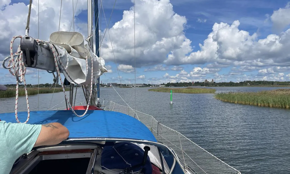 Kuressaare Jahisadam: {"base": "no", "no": "Photo: Finn Gjers\u00f8e", "se": "Foto: Finn Gjers\u00f8e", "en": "Photo: Finn Gjers\u00f8e", "da": "Foto: Finn Gjers\u00f8e"}