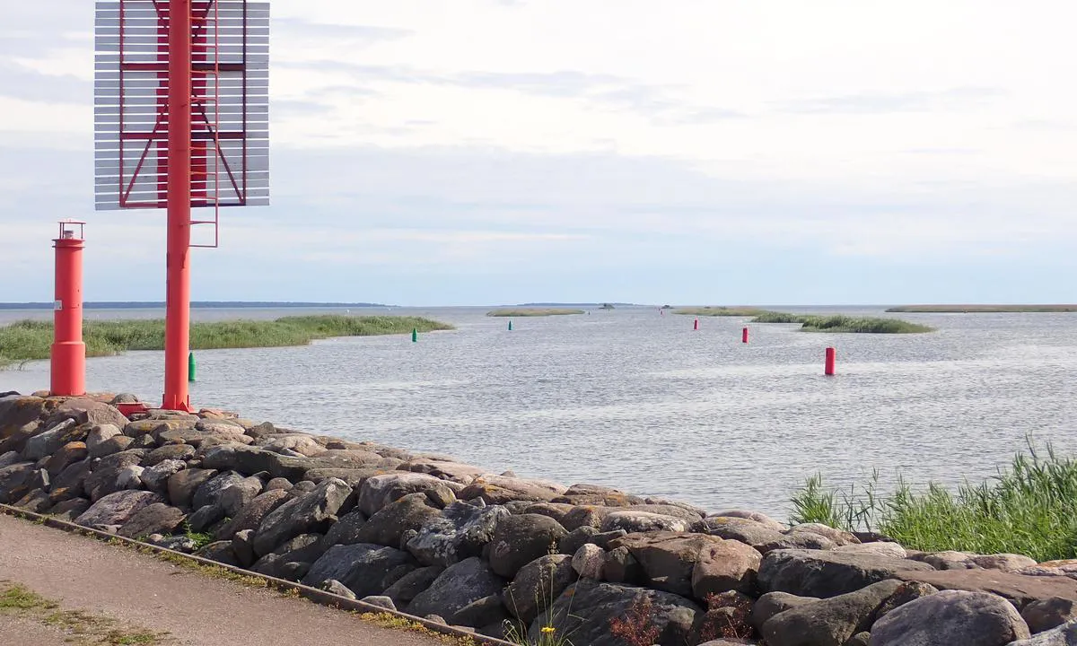 Kuressaare Jahisadam: {"base": "no", "no": "Lang smal innseiling, det er veldig lite vann utenfor. Kartet sier 2,7m og deromkring, jeg observerte mellom 1/2 og 1m mer enn hva kartet sa. Algol stiler ca 2,5m og var aldri i n\u00e6rheten av bunnen.", "se": "L\u00e5ng smal insegling, det finns v\u00e4ldigt lite vatten utanf\u00f6r. Kartan s\u00e4ger 2,7m och d\u00e4rikring, jag observerade mellan 1/2 och 1m mer \u00e4n vad kartan sa. Algol sticker ca 2,5m och var aldrig i n\u00e4rheten av botten.", "en": "Long narrow approach, there is very little water outside. The chart says 2.7m and around there, I observed between 1/2 and 1m more than what the chart said. Algol drafts about 2.5m and was never near the bottom.", "da": "Lang smal indsejling, der er meget lidt vand udenfor. Kortet siger 2,7m og deromkring, jeg observerede mellem 1/2 og 1m mere end, hvad kortet sagde. Algol stikker ca. 2,5m og var aldrig i n\u00e6rheden af bunden.", "fr": "Acc\u00e8s long et \u00e9troit, il y a tr\u00e8s peu d'eau \u00e0 l'ext\u00e9rieur. La carte indique 2,7 m et autour de cela, j'ai observ\u00e9 entre 1/2 et 1 m de plus que ce que disait la carte. Algol a un tirant d'eau d'environ 2,5 m et n'a jamais \u00e9t\u00e9 pr\u00e8s du fond.", "de": "Lange schmale Einfahrt, es gibt sehr wenig Wasser au\u00dferhalb. Die Karte sagt 2,7m und ungef\u00e4hr dort, ich habe zwischen 1/2 und 1m mehr beobachtet als die Karte sagte. Algol hat einen Tiefgang von ca. 2,5m und war niemals in der N\u00e4he des Bodens.", "es": "Entrada larga y estrecha, hay muy poca agua afuera. El mapa indica 2,7 m aproximadamente, observ\u00e9 entre 1/2 y 1 m m\u00e1s de lo que indicaba el mapa. Algol tiene un calado de aproximadamente 2,5 m y nunca estuvo cerca del fondo.", "it": "Lunga e stretta via d'accesso, c'\u00e8 pochissima acqua al di fuori. La carta dice 2,7m e dintorni, ho osservato tra 1/2 e 1m in pi\u00f9 di quanto diceva la carta. Algol pesca circa 2,5m e non \u00e8 mai stata vicina al fondo.", "pt": "Entrada longa e estreita, h\u00e1 pouca profundidade fora dela. O mapa indica 2,7m e ao redor dessa profundidade, eu observei entre 1/2 e 1m a mais do que o mapa indicava. Algol tem um calado de aproximadamente 2,5m e nunca esteve perto de tocar o fundo.", "nl": "Lange smalle aanloop, er is heel weinig water buiten. De kaart zegt 2,7m en daaromtrent, ik observeerde tussen 1/2 en 1m meer dan wat de kaart zei. Algol steekt ca. 2,5m en was nooit dicht bij de bodem.", "pl": "D\u0142ugie w\u0105skie wej\u015bcie, jest bardzo ma\u0142o wody na zewn\u0105trz. Mapa wskazuje 2,7m i oko\u0142o tego, ja zaobserwowa\u0142em mi\u0119dzy 1/2 a 1m wi\u0119cej ni\u017c m\u00f3wi\u0142a mapa. Algol ma zanurzenie oko\u0142o 2,5m i nigdy nie by\u0142 blisko dna.", "uk": "\u0414\u043e\u0432\u0433\u0438\u0439 \u0432\u0443\u0437\u044c\u043a\u0438\u0439 \u0432\u0445\u0456\u0434, \u0434\u0443\u0436\u0435 \u043c\u0430\u043b\u043e \u0432\u043e\u0434\u0438 \u043d\u0430\u0437\u043e\u0432\u043d\u0456. \u041a\u0430\u0440\u0442\u0430 \u043f\u043e\u043a\u0430\u0437\u0443\u0454 2,7 \u043c \u0456 \u043f\u0440\u0438\u0431\u043b\u0438\u0437\u043d\u043e \u043d\u0430\u0432\u043a\u043e\u043b\u043e \u0446\u044c\u043e\u0433\u043e, \u044f \u0441\u043f\u043e\u0441\u0442\u0435\u0440\u0456\u0433\u0430\u0432 \u043c\u0456\u0436 1/2 \u0456 1 \u043c \u0431\u0456\u043b\u044c\u0448\u0435, \u043d\u0456\u0436 \u043f\u043e\u043a\u0430\u0437\u0443\u0432\u0430\u043b\u0430 \u043a\u0430\u0440\u0442\u0430. Algol \u043c\u0430\u0454 \u043e\u0441\u0430\u0434\u043a\u0443 \u0431\u043b\u0438\u0437\u044c\u043a\u043e 2,5 \u043c \u0456 \u043d\u0456\u043a\u043e\u043b\u0438 \u043d\u0435 \u043d\u0430\u0431\u043b\u0438\u0436\u0430\u0432\u0441\u044f \u0434\u043e \u0434\u043d\u0430.", "ro": "Intrare lung\u0103 \u0219i \u00eengust\u0103, este foarte pu\u021bin\u0103 ap\u0103 \u00een afar\u0103. Harta indic\u0103 2,7m \u0219i \u00een jur, am observat \u00eentre 1/2 \u0219i 1m mai mult dec\u00e2t ce spunea harta. Algol are un pescaj de aproximativ 2,5m \u0219i nu a fost niciodat\u0103 aproape de fund.", "tr": "Uzun dar bir giri\u015f yolu, d\u0131\u015far\u0131da \u00e7ok az su var. Harita 2,7m civar\u0131nda oldu\u011funu s\u00f6yl\u00fcyor ve ben haritan\u0131n s\u00f6ylediklerinden 1/2 ila 1m daha fazla oldu\u011funu g\u00f6zlemledim. Algol yakla\u015f\u0131k 2,5m \u00e7iziyor ve asla tabana yakla\u015fmad\u0131.", "el": "\u039c\u03b1\u03ba\u03c1\u03ac, \u03c3\u03c4\u03b5\u03bd\u03ae \u03b5\u03af\u03c3\u03bf\u03b4\u03bf\u03c2, \u03ad\u03c7\u03b5\u03b9 \u03c0\u03bf\u03bb\u03cd \u03bb\u03af\u03b3\u03bf \u03bd\u03b5\u03c1\u03cc \u03b5\u03ba\u03c4\u03cc\u03c2. \u039f \u03c7\u03ac\u03c1\u03c4\u03b7\u03c2 \u03bb\u03ad\u03b5\u03b9 2,7\u03bc \u03ba\u03b1\u03b9 \u03c0\u03b5\u03c1\u03af\u03c0\u03bf\u03c5 \u03b5\u03ba\u03b5\u03af, \u03c0\u03b1\u03c1\u03b1\u03c4\u03ae\u03c1\u03b7\u03c3\u03b1 \u03bc\u03b5\u03c4\u03b1\u03be\u03cd 1/2 \u03ba\u03b1\u03b9 1\u03bc \u03c0\u03b5\u03c1\u03b9\u03c3\u03c3\u03cc\u03c4\u03b5\u03c1\u03bf \u03b1\u03c0\u03cc \u03b1\u03c5\u03c4\u03cc \u03c0\u03bf\u03c5 \u03ad\u03bb\u03b5\u03b3\u03b5 \u03bf \u03c7\u03ac\u03c1\u03c4\u03b7\u03c2. \u03a4\u03bf Algol \u03ad\u03c7\u03b5\u03b9 \u03b2\u03ac\u03b8\u03bf\u03c2 \u03c0\u03b5\u03c1\u03af\u03c0\u03bf\u03c5 2,5\u03bc \u03ba\u03b1\u03b9 \u03c0\u03bf\u03c4\u03ad \u03b4\u03b5\u03bd \u03ae\u03c4\u03b1\u03bd \u03ba\u03bf\u03bd\u03c4\u03ac \u03c3\u03c4\u03bf\u03bd \u03c0\u03c5\u03b8\u03bc\u03ad\u03bd\u03b1.", "cs": "Dlouh\u00fd \u00fazk\u00fd vjezd, mimo n\u011bj je velmi m\u00e1lo vody. Mapa uv\u00e1d\u00ed hloubku 2,7 m, j\u00e1 jsem v\u0161ak pozoroval mezi 1/2 a 1 m v\u00edce, ne\u017e co mapa \u0159\u00edkala. Algol se pot\u00e1p\u00ed cca 2,5 m a nikdy nebyl bl\u00edzko dna.", "hu": "Hossz\u00fa keskeny bej\u00e1rat, nagyon kev\u00e9s v\u00edz van k\u00edv\u00fcl. A t\u00e9rk\u00e9p 2,7 m\u00e9tert mutat k\u00f6r\u00fclbel\u00fcl, \u00e9n 1/2 \u00e9s 1 m\u00e9terrel t\u00f6bbet figyeltem meg, mint amit a t\u00e9rk\u00e9p mondott. Algol kb. 2,5 m\u00e9tert mer\u00edt \u00e9s soha nem volt k\u00f6zel az alj\u00e1hoz.", "fi": "Pitk\u00e4 kapea sis\u00e4\u00e4najo, sen ulkopuolella on hyvin v\u00e4h\u00e4n vett\u00e4. Kartta n\u00e4ytt\u00e4\u00e4 2,7 m ja siit\u00e4 ymp\u00e4rill\u00e4, min\u00e4 havaitsin 1/2 ja 1 m enemm\u00e4n kuin kartta n\u00e4ytti. Algol syv\u00e4ys on noin 2,5 m eik\u00e4 koskaan ollut l\u00e4hell\u00e4 pohjaa.", "bg": "\u0414\u044a\u043b\u044a\u0433 \u0442\u0435\u0441\u0435\u043d \u0432\u0445\u043e\u0434, \u0438\u043c\u0430 \u043c\u043d\u043e\u0433\u043e \u043c\u0430\u043b\u043a\u043e \u0432\u043e\u0434\u0430 \u043e\u0442\u0432\u044a\u043d. \u041a\u0430\u0440\u0442\u0430\u0442\u0430 \u043f\u043e\u043a\u0430\u0437\u0432\u0430 2,7\u043c \u0438 \u043e\u043a\u043e\u043b\u043e \u0442\u043e\u0432\u0430, \u0430\u0437 \u043d\u0430\u0431\u043b\u044e\u0434\u0430\u0432\u0430\u0445 \u043c\u0435\u0436\u0434\u0443 1/2 \u0438 1\u043c \u043f\u043e\u0432\u0435\u0447\u0435 \u043e\u0442 \u0442\u043e\u0432\u0430, \u043a\u043e\u0435\u0442\u043e \u043a\u0430\u0440\u0442\u0430\u0442\u0430 \u043f\u043e\u043a\u0430\u0437\u0432\u0430\u0448\u0435. Algol \u0433\u0430\u0437\u0438 \u043e\u043a\u043e\u043b\u043e 2,5\u043c \u0438 \u043d\u0438\u043a\u043e\u0433\u0430 \u043d\u0435 \u0431\u0435\u0448\u0435 \u0431\u043b\u0438\u0437\u043e \u0434\u043e \u0434\u044a\u043d\u043e\u0442\u043e.", "sr": "Dug i uski ulaz, vrlo je malo vode van njega. Karta ka\u017ee 2,7m i oko toga, primetio sam izme\u0111u 1/2 i 1m vi\u0161e nego \u0161to je karta pokazala. Algol se kre\u0107e oko 2,5m i nikada nije bio blizu dna.", "et": "Pikk kitsas sissep\u00e4\u00e4s, v\u00e4ljaspool on v\u00e4ga v\u00e4he vett. Kaart n\u00e4itab 2,7m ja selle \u00fcmbruses, ma j\u00e4lgisin 1/2 kuni 1m rohkem kui kaart \u00fctles. Algoli s\u00fcvis on umbes 2,5m ja see ei olnud kunagi p\u00f5hja l\u00e4hedal.", "lv": "Gar\u0161 un \u0161aurs iepl\u016bsmas ce\u013c\u0161, \u0101rpus t\u0101 ir \u013coti maz \u016bdens. Karte nor\u0101da 2,7m un apm\u0113ram tikt\u0101l, es nov\u0113roju starp 1/2 un 1m vair\u0101k nek\u0101 kart\u0113 teikts. Algol iegrime ir apm\u0113ram 2,5m un nekad nebija tuvu dibenam.", "lt": "Ilgas siauras \u012fplaukimas, labai ma\u017eai vandens u\u017e jos rib\u0173. \u017dem\u0117lapis rodo 2,7m ir ma\u017edaug tiek, a\u0161 u\u017efiksavau 0,5-1m daugiau nei k\u0105 rod\u0117 \u017eem\u0117lapis. Algol grimzda apie 2,5m ir niekada nebuvo arti dugno."}