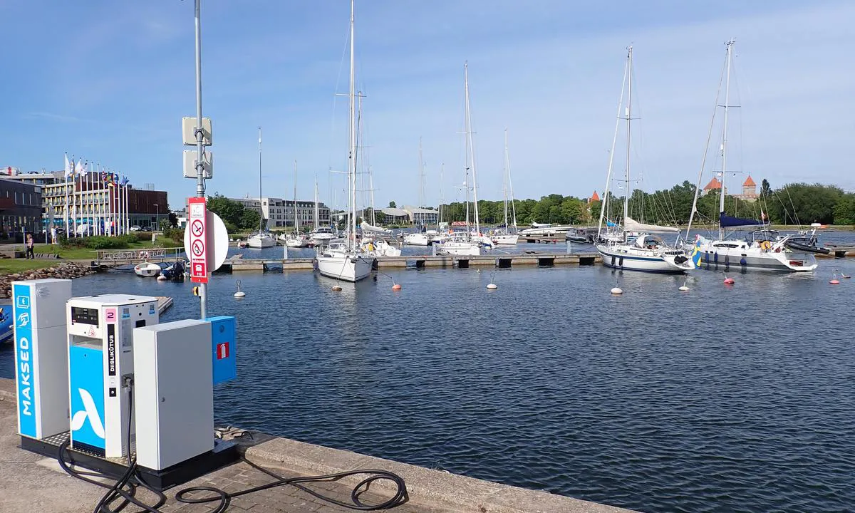 Kuressaare Jahisadam: {"base": "no", "no": "Bensin og Diesel rett ved.", "se": "Bensin och Diesel precis bredvid.", "en": "Petrol and Diesel right nearby.", "da": "Benzin og diesel lige ved.", "fr": "Essence et diesel \u00e0 proximit\u00e9 imm\u00e9diate.", "de": "Benzin und Diesel direkt daneben.", "es": "Gasolina y di\u00e9sel justo al lado.", "it": "Benzina e Diesel proprio accanto.", "pt": "Gasolina e Diesel logo ao lado.", "nl": "Benzine en Diesel vlakbij.", "pl": "Benzyna i diesel tu\u017c obok.", "uk": "\u0411\u0435\u043d\u0437\u0438\u043d \u0442\u0430 \u0414\u0438\u0437\u0435\u043b\u044c \u043f\u043e\u0440\u0443\u0447.", "ro": "Benzin\u0103 \u0219i motorin\u0103 chiar al\u0103turi.", "tr": "Benzin ve Dizel hemen yan\u0131nda.", "el": "\u0392\u03b5\u03bd\u03b6\u03af\u03bd\u03b7 \u03ba\u03b1\u03b9 \u03c0\u03b5\u03c4\u03c1\u03ad\u03bb\u03b1\u03b9\u03bf \u03b1\u03ba\u03c1\u03b9\u03b2\u03ce\u03c2 \u03b4\u03af\u03c0\u03bb\u03b1.", "cs": "Benz\u00edn a nafta hned vedle.", "hu": "Benzin \u00e9s d\u00edzel k\u00f6zvetlen\u00fcl a k\u00f6zelben.", "fi": "Bensiini ja diesel aivan l\u00e4hell\u00e4.", "bg": "\u0411\u0435\u043d\u0437\u0438\u043d \u0438 \u0434\u0438\u0437\u0435\u043b \u043d\u0430 \u043c\u044f\u0441\u0442\u043e.", "sr": "Benzin i Dizel odmah pored.", "et": "Bensiin ja diislik\u00fctus kohe k\u00f5rval.", "lv": "Benz\u012bns un d\u012bzelis tie\u0161i blakus.", "lt": "Benzinas ir dyzelinas visai \u0161alia."}