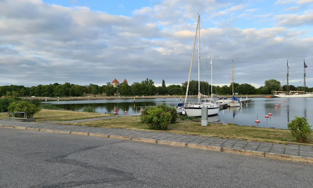 Kuressaare Jahisadam: {"base": "en", "no": "havn med biskopens slott i bakgrunnen", "se": "hamn med biskopens slott i bakgrunden", "en": "harbour with bishops castle in the background", "da": "havn med biskoppens slot i baggrunden"}
