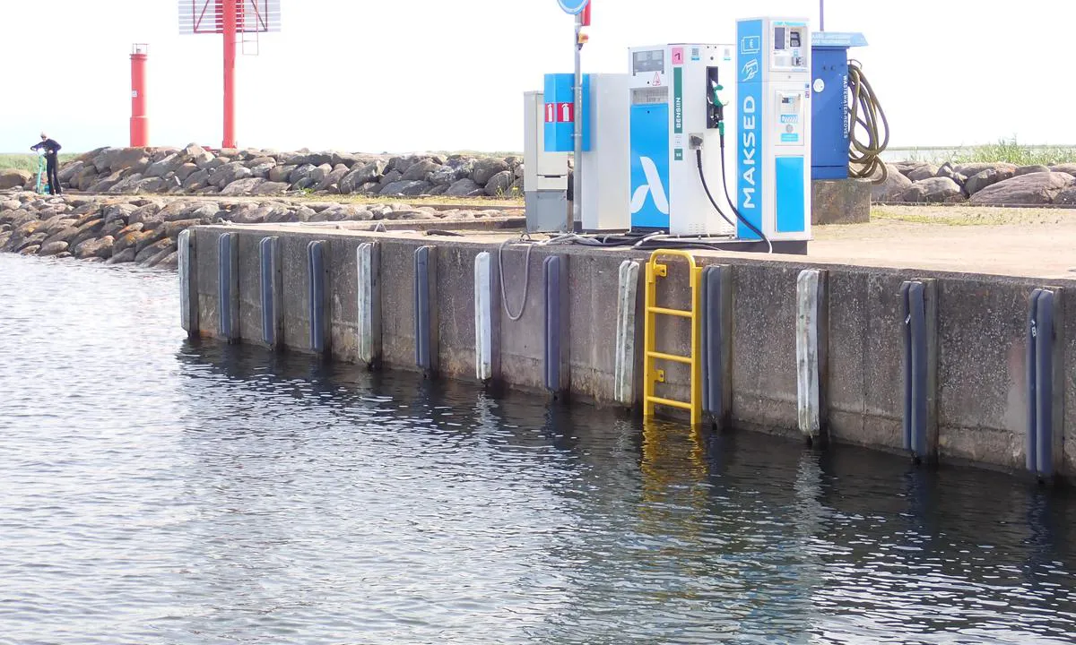 Kuressaare Jahisadam: Greit å legge til. Følg med på stigen, men den stikker ikke utenfor bryggefenderne. Så der er trygt å legge longside. Det er kortautomat. Det står forbudskilt for bil på dieselpumpa, så jeg antar at det er lavere avgift for marint bruk.