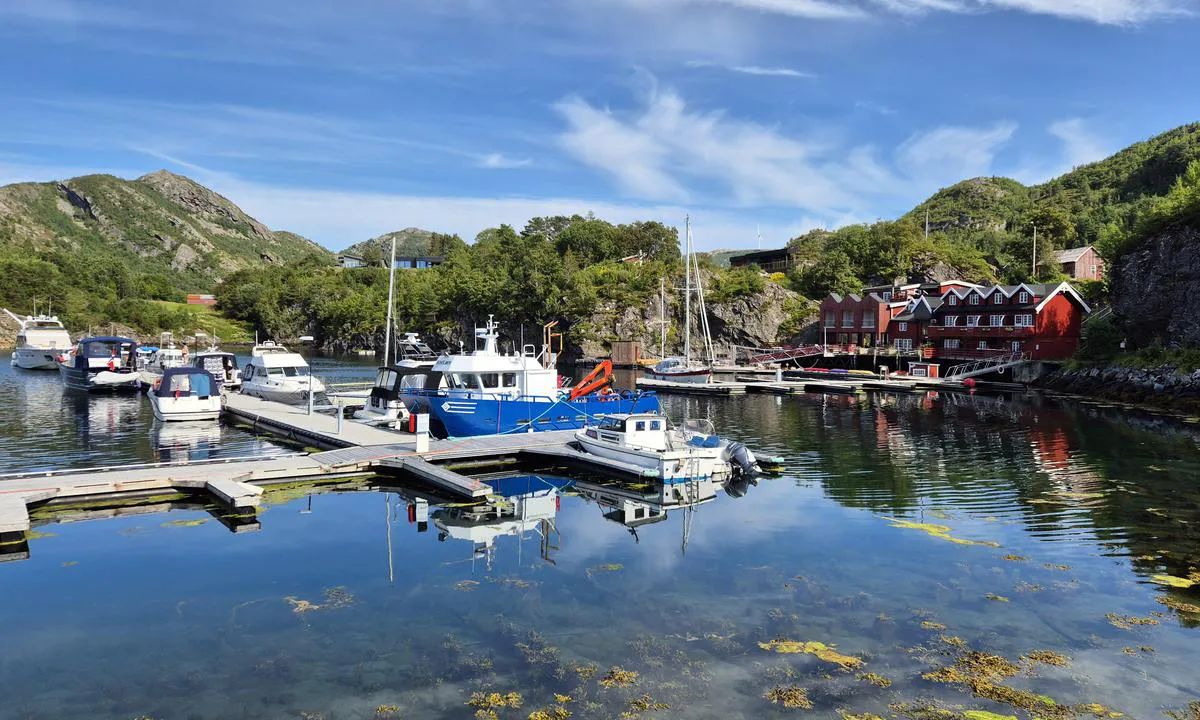 Kuringvågen Marina: {"base": "no", "no": "Gjestekaia utover fra arbeidsb\u00e5ten.", "se": "G\u00e4stbryggan utanf\u00f6r arbetsb\u00e5ten.", "en": "Guest quay outward from the workboat.", "da": "G\u00e6stebroen ud fra arbejdsb\u00e5den."}