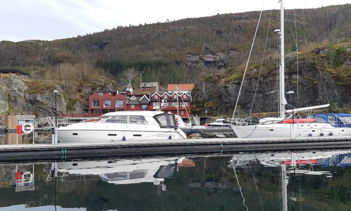 Kuringvågen Marina: {"base": "no", "no": "Gjestebrygga i Kuringv\u00e5gen.", "se": "G\u00e4stbryggan i Kuringv\u00e5gen.", "en": "The guest pier in Kuringv\u00e5gen.", "da": "G\u00e6stebroen i Kuringv\u00e5gen."}
