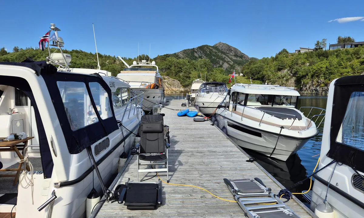 Kuringvågen Marina: {"base": "no", "no": "Tett med b\u00e5ter en varm julidag 2024", "se": "T\u00e4tt med b\u00e5tar en varm julidag 2024", "en": "Crowded with boats on a warm July day 2024", "da": "T\u00e6t med b\u00e5de en varm julidag 2024"}