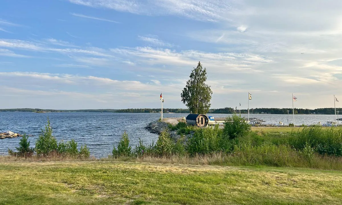 Kurjoviken: {"base": "de", "no": "Utsikt over fjorden.", "se": "<p>Utsikt \u00f6ver fjorden.</p>", "en": "View of the fjord.", "da": "Udsigt over fjorden.", "fr": "Vue sur le fjord.", "de": "Blick auf den Fjord.", "es": "Vista sobre el fiordo.", "it": "Vista sul fiordo.", "pt": "Vista para o fiorde.", "nl": "Uitzicht op de fjord.", "pl": "Widok na fiord.", "uk": "\u0412\u0438\u0434 \u043d\u0430 \u0444\u0456\u043e\u0440\u0434.", "ro": "Privire asupra fjordului.", "tr": "Fiyorda bak\u0131\u015f.", "el": "\u0398\u03ad\u03b1 \u03c3\u03c4\u03bf \u03c6\u03b9\u03cc\u03c1\u03b4.", "cs": "Pohled na fjord.", "hu": "Kil\u00e1t\u00e1s a fjordra.", "fi": "N\u00e4k\u00f6ala vuonoon.", "bg": "\u0418\u0437\u0433\u043b\u0435\u0434 \u043a\u044a\u043c \u0444\u0438\u043e\u0440\u0434\u0430.", "sr": "Pogled na fjord.", "et": "Vaade fjordile.", "lv": "Skats uz fjordu.", "lt": "Vaizdas \u012f fjord\u0105."}