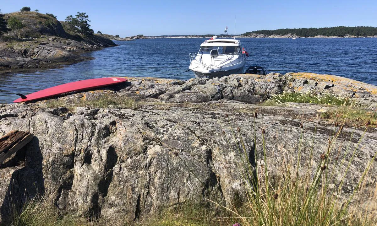 Kusundholmen - Grimstad: {"base": "no", "no": "Fine svaberg \u00e5 legge til p\u00e5. \r\nDet finnes 1 bolt i svaberget, men flere gode sprekker \u00e5 snikre inn noen kiler.", "se": "Fina klippor att l\u00e4gga till vid. Det finns en bult i klippan, men flera bra sprickor att kila in n\u00e5gra kilar.", "en": "Nice granite rocks to moor to. There is 1 bolt in the rock, but several good cracks to wedge in some anchors.", "da": "Fine klipper at l\u00e6gge til p\u00e5. Der er 1 bolt i klippen, men flere gode spr\u00e6kker til at kile nogle kiler ind."}