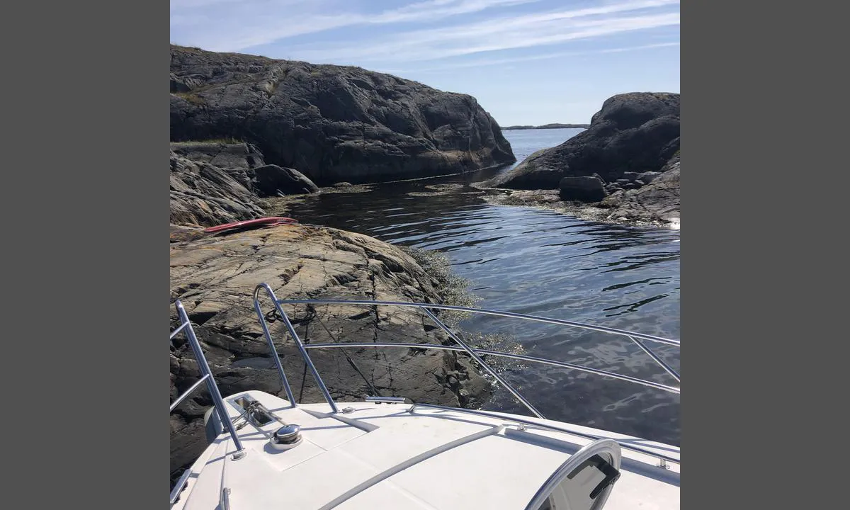 {"base": "no", "no": "Det smale sundet er kommunegrensa mellom Grimstad og Lillesand. (Kusundholmen og Lyngholmen).", "se": "Den smala sundet \u00e4r kommungr\u00e4nsen mellan Grimstad och Lillesand. (Kusundholmen och Lyngholmen).", "en": "The narrow strait is the municipal boundary between Grimstad and Lillesand. (Kusundholmen and Lyngholmen).", "da": "Det smalle sund er kommunegr\u00e6nsen mellem Grimstad og Lillesand. (Kusundholmen og Lyngholmen)."}