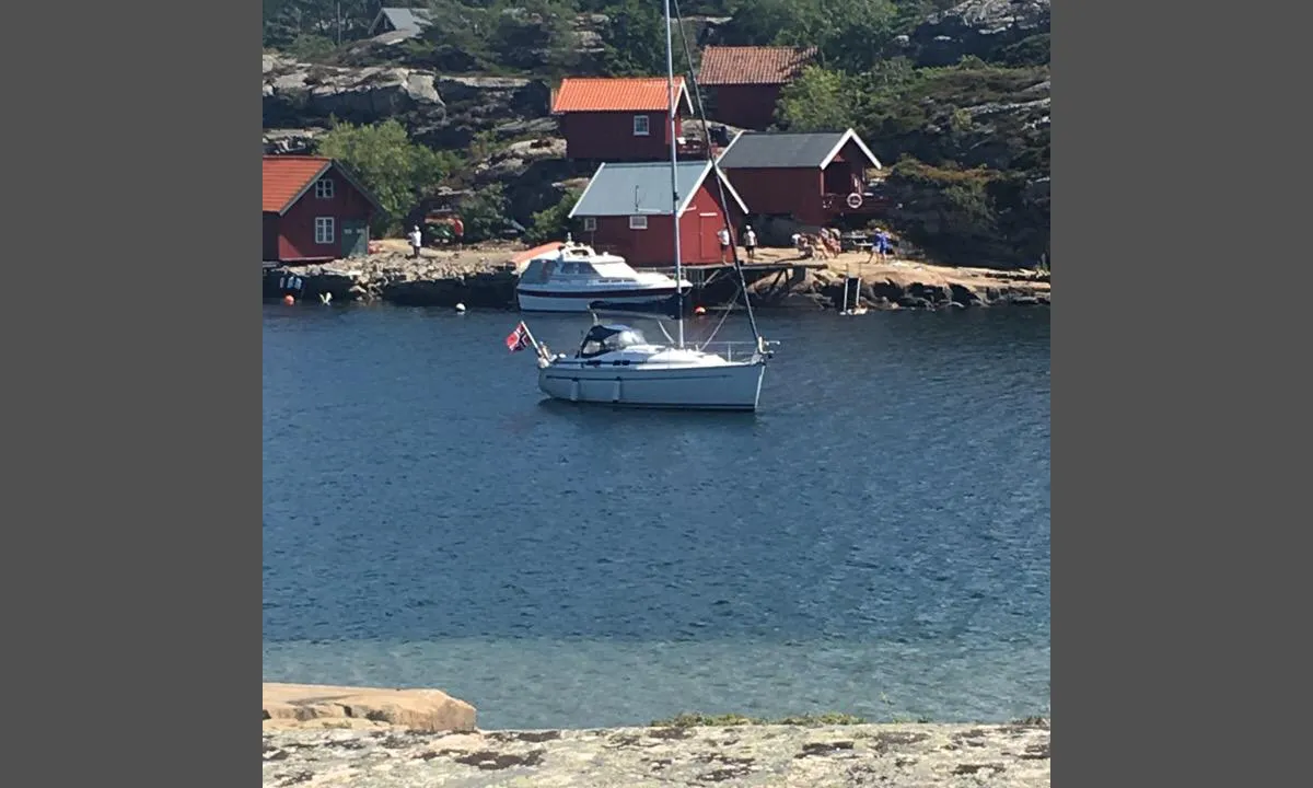 {"base": "no", "no": "P\u00e5 svai i Kuvauen.", "se": "P\u00e5 svaj i Kuvauen.", "en": "At anchor in Kuvauen.", "da": "P\u00e5 svaj i Kuvauen."}