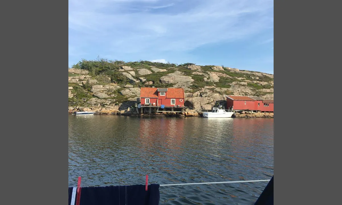 Kuvauen: {"base": "no", "no": "Gamle fiskerier langs land.", "se": "Gamla fiskerier l\u00e4ngs land.", "en": "Old fisheries along the shore.", "da": "Gamle fiskerier langs land."}