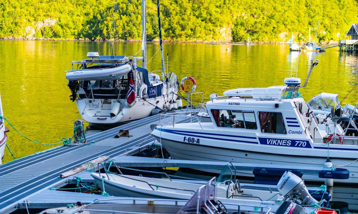 Kvalfjord: {"base": "da", "no": "Fiskerihavn", "se": "Fiskhamn", "en": "Fishing Harbour", "da": "Fiskerihavn"}