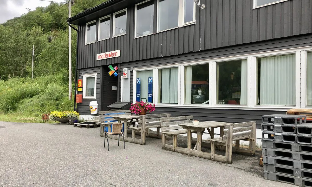 Kvalfjord: Nærbutikken har åpningstider når lokalbåten kommer, samt 10.00-13.30 på ukedager. Lørdag 10.00-13.00