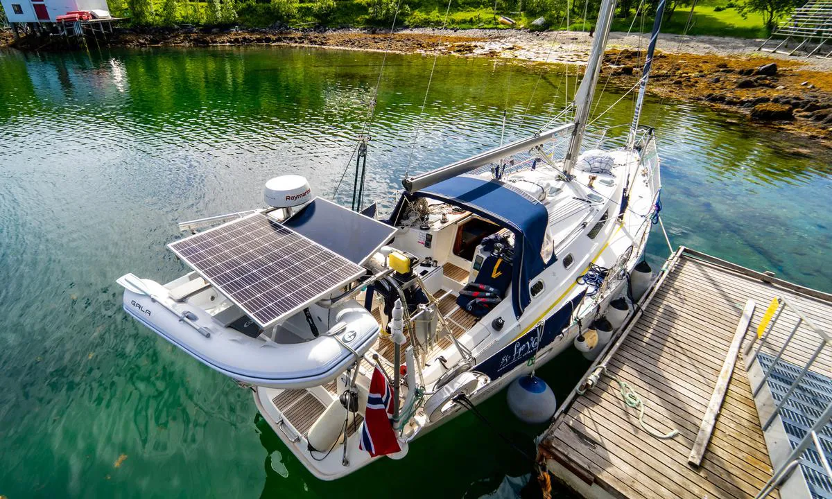 Kvalfjord: {"base": "no", "no": "Liten brygge ved butikken, helst innerst. Grunt", "se": "Liten brygga vid butiken, helst innerst. Grundt", "en": "Small dock by the shop, preferably innermost. Shallow", "da": "Lille bro ved butikken, helst inderst. Lavvandet"}