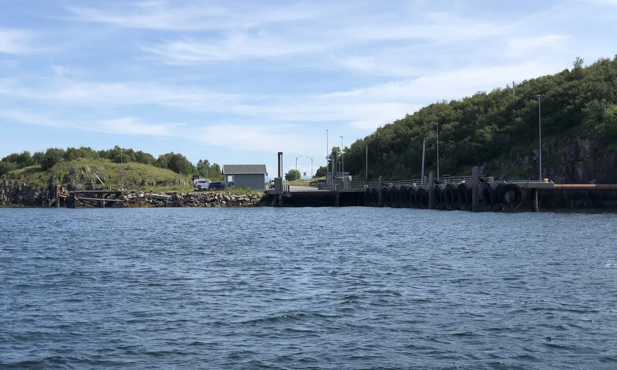 Det er et fergeleie ytterst i havna på Kvaløy. Pass på å ankre godt innenfor dette.