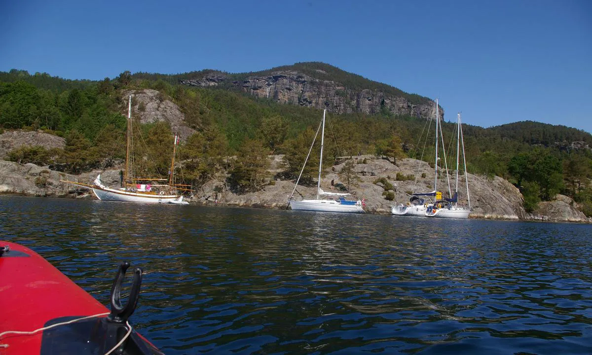 Kvaløysundet: {"base": "no", "no": "Mange plasser longside", "se": "M\u00e5nga platser l\u00e5ngsides", "en": "Many places for alongside berthing", "da": "Mange pladser langskibs"}