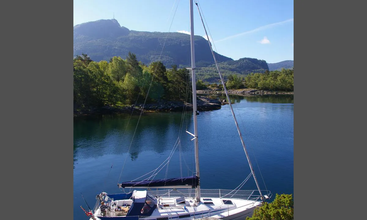 Kvaløysundet: {"base": "no", "no": "Supert \u00e5 ligge longside mot berget her", "se": "Superbra att ligga l\u00e5ngsides mot berget h\u00e4r", "en": "Great to lie alongside the rock here", "da": "Super at ligge longside mod klippen her"}