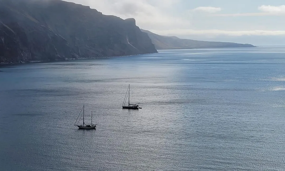 {"base": "no", "no": "P\u00e5 svai i Kvalrossbukta.", "se": "P\u00e5 svaj i Kvalrossbukten.", "en": "At anchor in Kvalrossbukta.", "da": "For anker i Kvalrossbukta."}