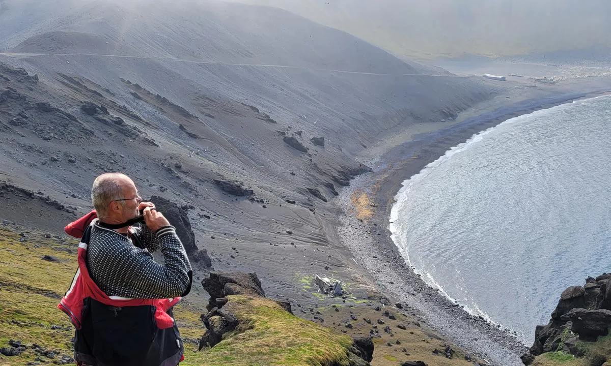 Kvalrossbukta - Jan Mayen: {"base": "no", "no": "Utsikt over Kvalrosbukta fra fjellet Kvalrosen", "se": "Utsikt \u00f6ver Kvalrosbukten fr\u00e5n berget Kvalrosen", "en": "View of Kvalrosbukta from the mountain Kvalrosen", "da": "Udsigt over Kvalrosbugten fra bjerget Kvalrosen"}