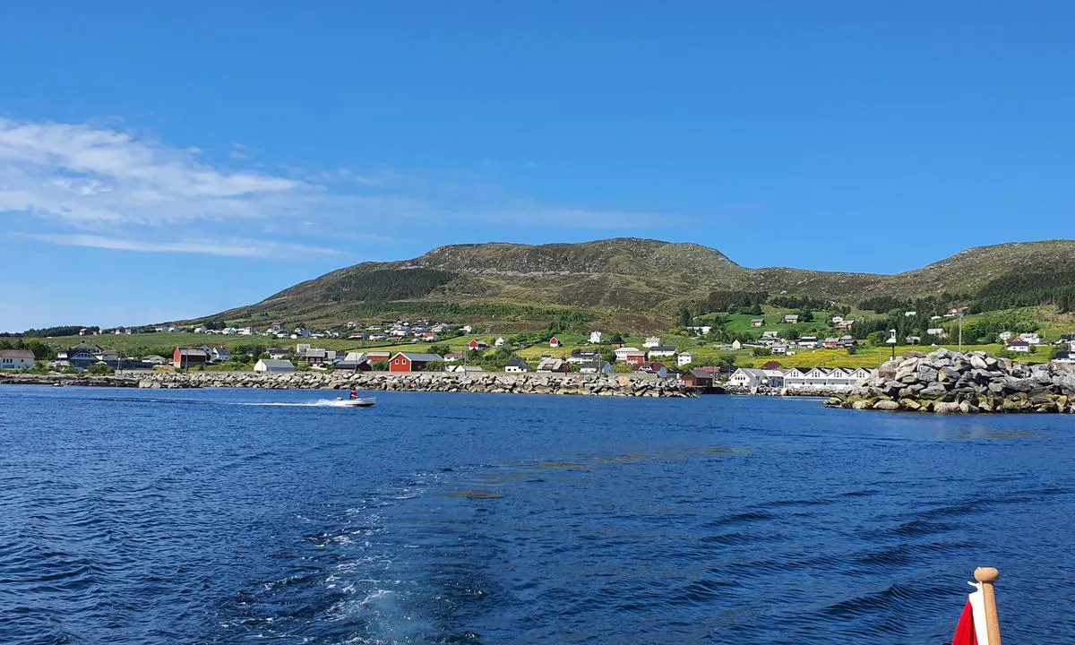 Kvalsvik: {"base": "no", "no": "P\u00e5 vei ut havna.", "se": "P\u00e5 v\u00e4g ut ur hamnen.", "en": "On the way out of the harbor.", "da": "P\u00e5 vej ud havnen."}