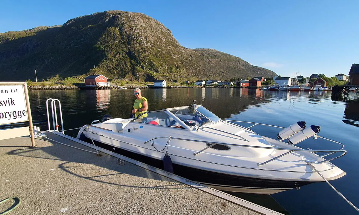 Kvalsvik: {"base": "no", "no": "God betongbrygge, ikke alltid at den er koplet mot land f\u00f8r pinse.", "se": "Bra betongbrygga, inte alltid ansluten till land f\u00f6re pingst.", "en": "Good concrete dock, not always connected to land before Pentecost.", "da": "God betonbrygge, ikke altid at den er forbundet mod land inden pinse."}