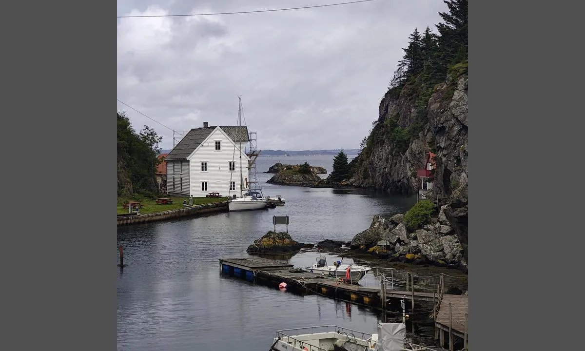 Kvalvåg: {"base": "no", "no": "Fin god havn. Str\u00f8m og vann p\u00e5 kaien. Hytte avfall oppe ved kirken", "se": "Bra och god hamn. Str\u00f6m och vatten p\u00e5 kajen. HyttAvfall uppe vid kyrkan.", "en": "Nice good harbour. Electricity and water on the quay. Cabin waste disposal near the church.", "da": "God havn. Str\u00f8m og vand p\u00e5 kajen. Hytteaffald oppe ved kirken"}