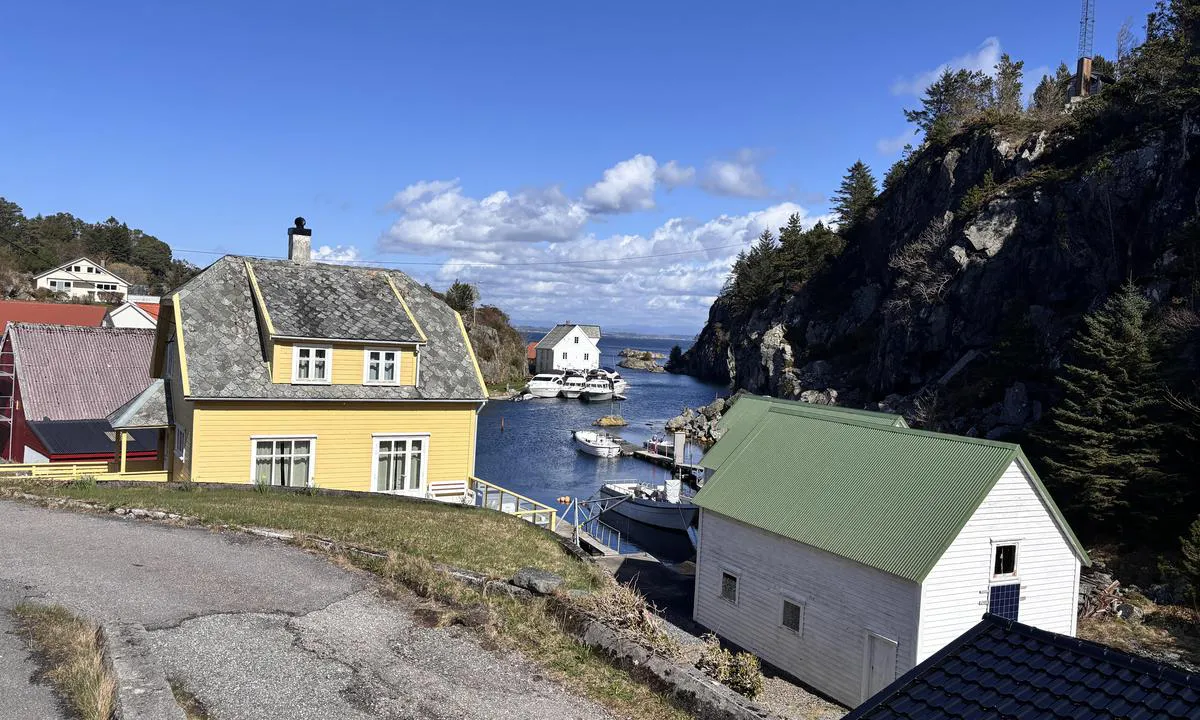 Kvalvåg: {"base": "no", "no": "Gjestehavna sett fra hovedvegen", "se": "G\u00e4sthamnen sedd fr\u00e5n huvudv\u00e4gen", "en": "Guest harbor viewed from the main road", "da": "G\u00e6stehavnen set fra hovedvejen", "fr": "La marina pour invit\u00e9s vue de la route principale", "de": "Die G\u00e4stehafen gesehen von der Hauptstra\u00dfe", "es": "El puerto de invitados visto desde el camino principal", "it": "Il porto per ospiti visto dalla strada principale", "pt": "O porto de visitantes visto da estrada principal", "nl": "De passantenhaven gezien vanaf de hoofdweg", "pl": "Przysta\u0144 dla go\u015bci widziana z g\u0142\u00f3wnej drogi", "uk": "\u0413\u043e\u0441\u0442\u044c\u043e\u0432\u0430 \u0433\u0430\u0432\u0430\u043d\u044c, \u043a\u043e\u043b\u0438 \u0434\u0438\u0432\u0438\u0442\u0438\u0441\u044f \u0437 \u0433\u043e\u043b\u043e\u0432\u043d\u043e\u0457 \u0434\u043e\u0440\u043e\u0433\u0438", "ro": "Portul pentru oaspe\u021bi v\u0103zut de pe drumul principal", "tr": "Ana yoldan g\u00f6r\u00fclen misafir liman\u0131", "el": "\u0397 \u03bc\u03b1\u03c1\u03af\u03bd\u03b1 \u03b5\u03c0\u03b9\u03c3\u03ba\u03b5\u03c0\u03c4\u03ce\u03bd \u03cc\u03c0\u03c9\u03c2 \u03c6\u03b1\u03af\u03bd\u03b5\u03c4\u03b1\u03b9 \u03b1\u03c0\u03cc \u03c4\u03bf\u03bd \u03ba\u03b5\u03bd\u03c4\u03c1\u03b9\u03ba\u03cc \u03b4\u03c1\u03cc\u03bc\u03bf", "cs": "P\u0159\u00edstav pro hosty vid\u011bn\u00fd z hlavn\u00ed silnice", "hu": "A vend\u00e9gek kik\u00f6t\u0151je a f\u0151\u00fatr\u00f3l n\u00e9zve", "fi": "Vierassatama p\u00e4\u00e4tiest\u00e4 katsottuna", "bg": "\u0413\u043e\u0441\u0442\u043e\u043f\u0440\u0438\u0435\u043c\u043d\u043e\u0442\u043e \u043f\u0440\u0438\u0441\u0442\u0430\u043d\u0438\u0449\u0435, \u043f\u043e\u0433\u043b\u0435\u0434\u043d\u0430\u0442\u043e \u043e\u0442 \u0433\u043b\u0430\u0432\u043d\u0438\u044f \u043f\u044a\u0442", "sr": "\u041f\u0440\u0438\u0441\u0442\u0430\u043d\u0438\u0448\u0442\u0435 \u0437\u0430 \u0433\u043e\u0441\u0442\u0435 \u0433\u043b\u0435\u0434\u0430\u043d\u043e \u0441\u0430 \u0433\u043b\u0430\u0432\u043d\u043e\u0433 \u043f\u0443\u0442\u0430", "et": "K\u00fclalissadam vaadatuna peamaanteelt", "lv": "Viesu osta skat\u012bta no galven\u0101 ce\u013ca", "lt": "Sve\u010diu uostas matomas i\u0161 pagrindinio kelio"}