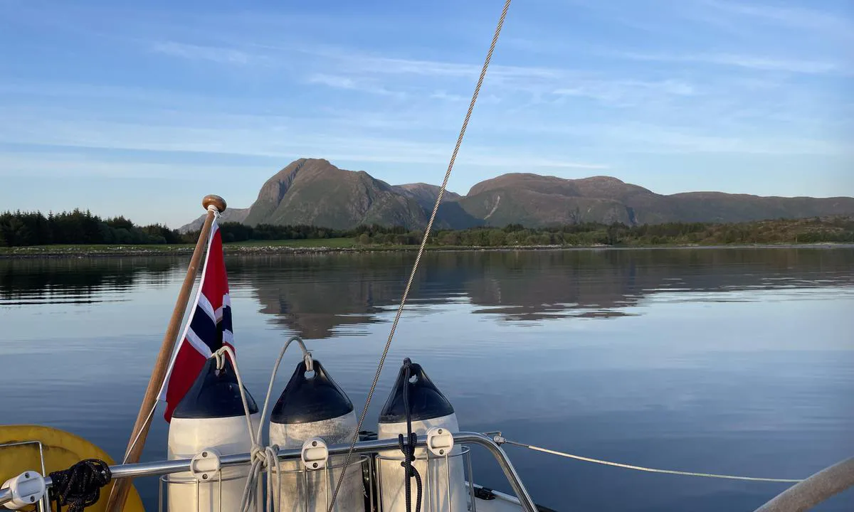 {"base": "no", "no": "Kvalvika /Midsund utsikt mot \u00f8st", "se": "Kvalvika /Midsund utsikt mot \u00f6st", "en": "Kvalvika / Midsund view towards east", "da": "Kvalvika /Midsund udsigt mod \u00f8st"}