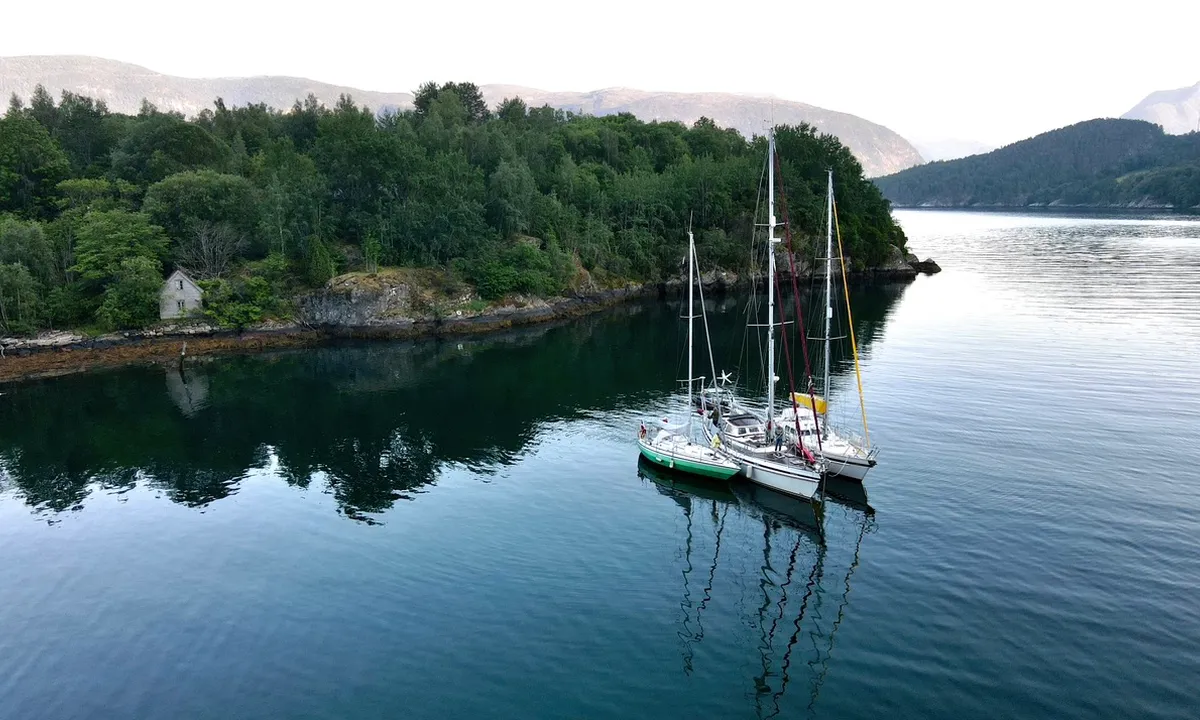 Kvamsøya: Ein av dei beste havnene i Sognefjorden.  Gode ankringsforhold.  "betongkaien" inne i bukta er ein lektar som har gått ned.  Grunt rundt denne.  

Kvamsøy er verdas minste øy med eiga kyrkje.  Kyrkja er bygd av stein og frå ca 1300.

Det var her kong Sverre låg med krigsskipet Mariasuden for slaget mot Magnus Erlingsson på Fimreite i 1184.