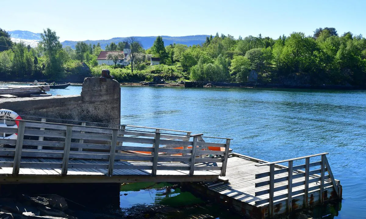 Kvamsøya: {"base": "en", "no": "\u00abKirke\u00bb brygge brukt av \u00f8ybeboere og under kirketjeneste", "se": "\"Kyrka\" brygga anv\u00e4nds av \u00f6bor och vid gudstj\u00e4nst i kyrkan", "en": "\"Church\" jetty used by islanders and when service at church", "da": "\"Kirkebro\" bruges af \u00f8boere og n\u00e5r der er gudstjeneste i kirken"}