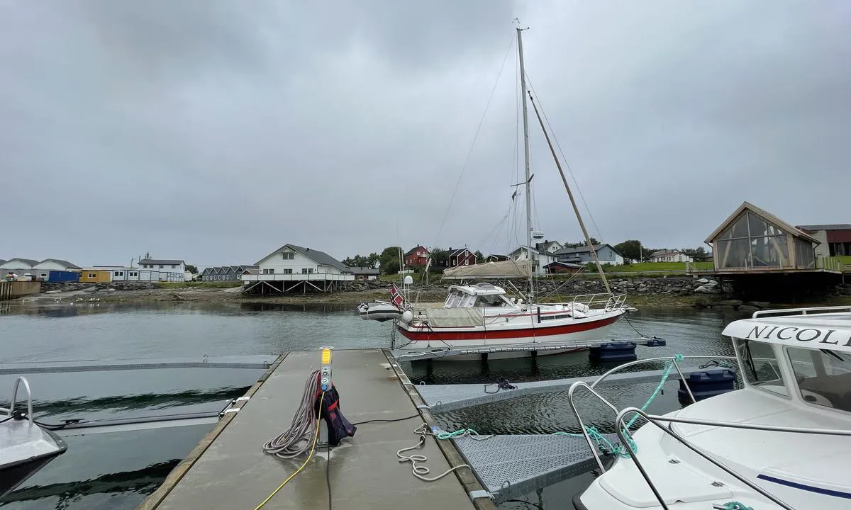 Kvarøy Marina: {"base": "no", "no": "Longsideplasser langs utriggerne, samt en b\u00e5s til venstre her", "se": "L\u00e5ngsidesplatser l\u00e4ngs utriggarnas, samt en plats till v\u00e4nster h\u00e4r", "en": "Alongside berths along the pontoons, as well as a slip to the left here", "da": "Langsidepladser langs y-bommene, samt en b\u00e5s til venstre her"}