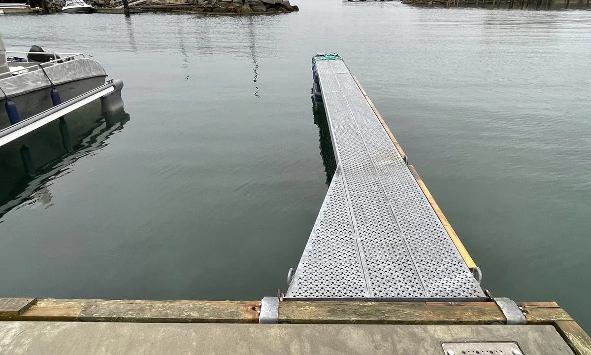 Kvarøy Marina: {"base": "no", "no": "Gjesteplasser", "se": "G\u00e4stplatser", "en": "Guest berths", "da": "G\u00e6stepladser"}